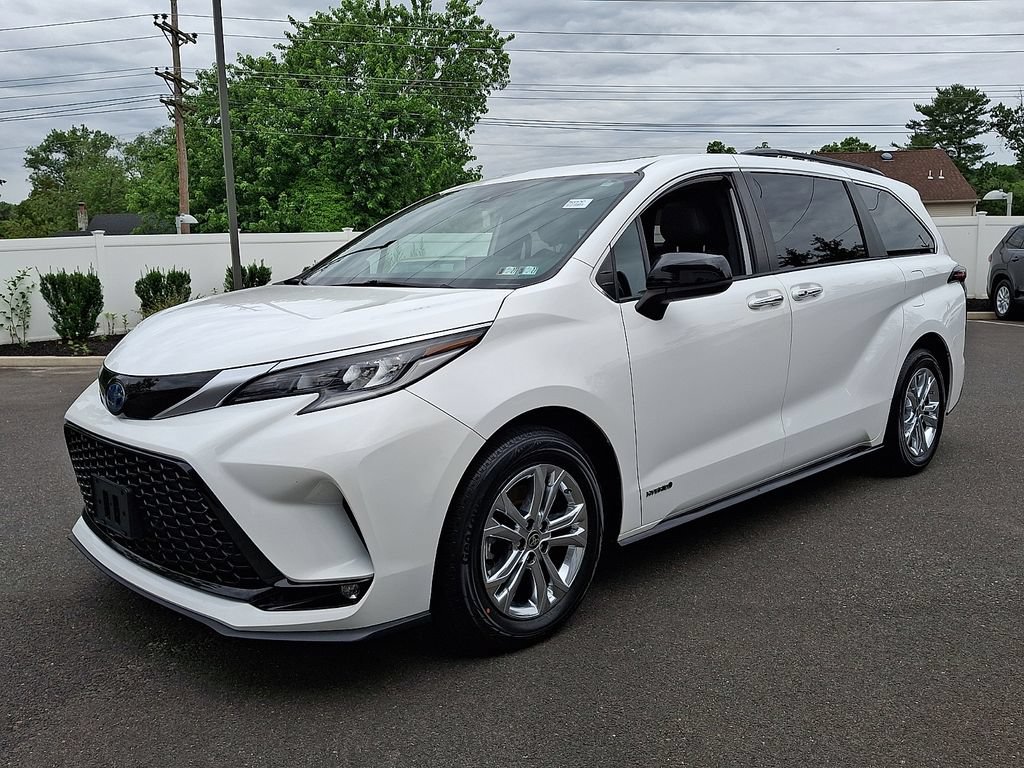 Certified 2021 Toyota Sienna XSE w/ XSE Plus Package AWD/4WD image 3