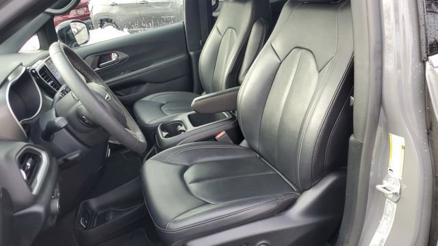 Certified 2025 Chrysler Pacifica Select image 23