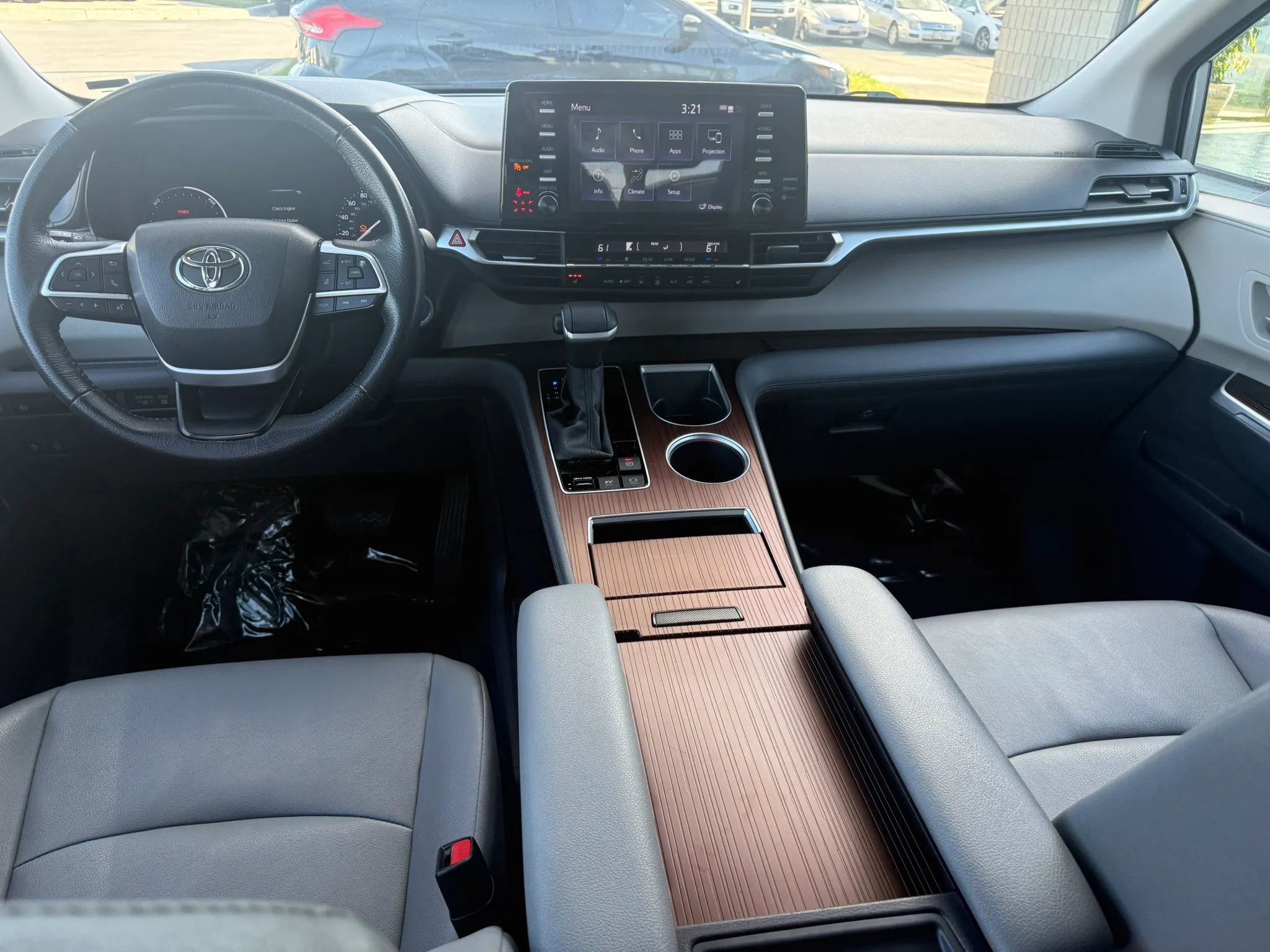 Used 2024 Toyota Sienna XLE image 21