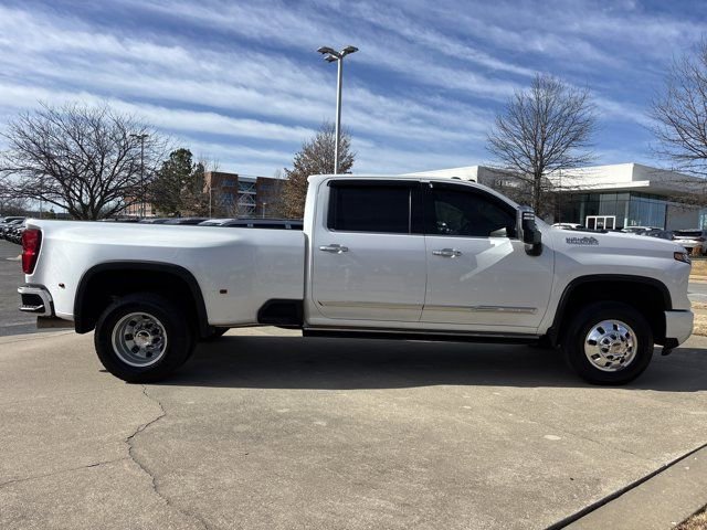 Used 2024 Chevrolet Silverado 3500 High Country w/ High Country Premium Package image 2