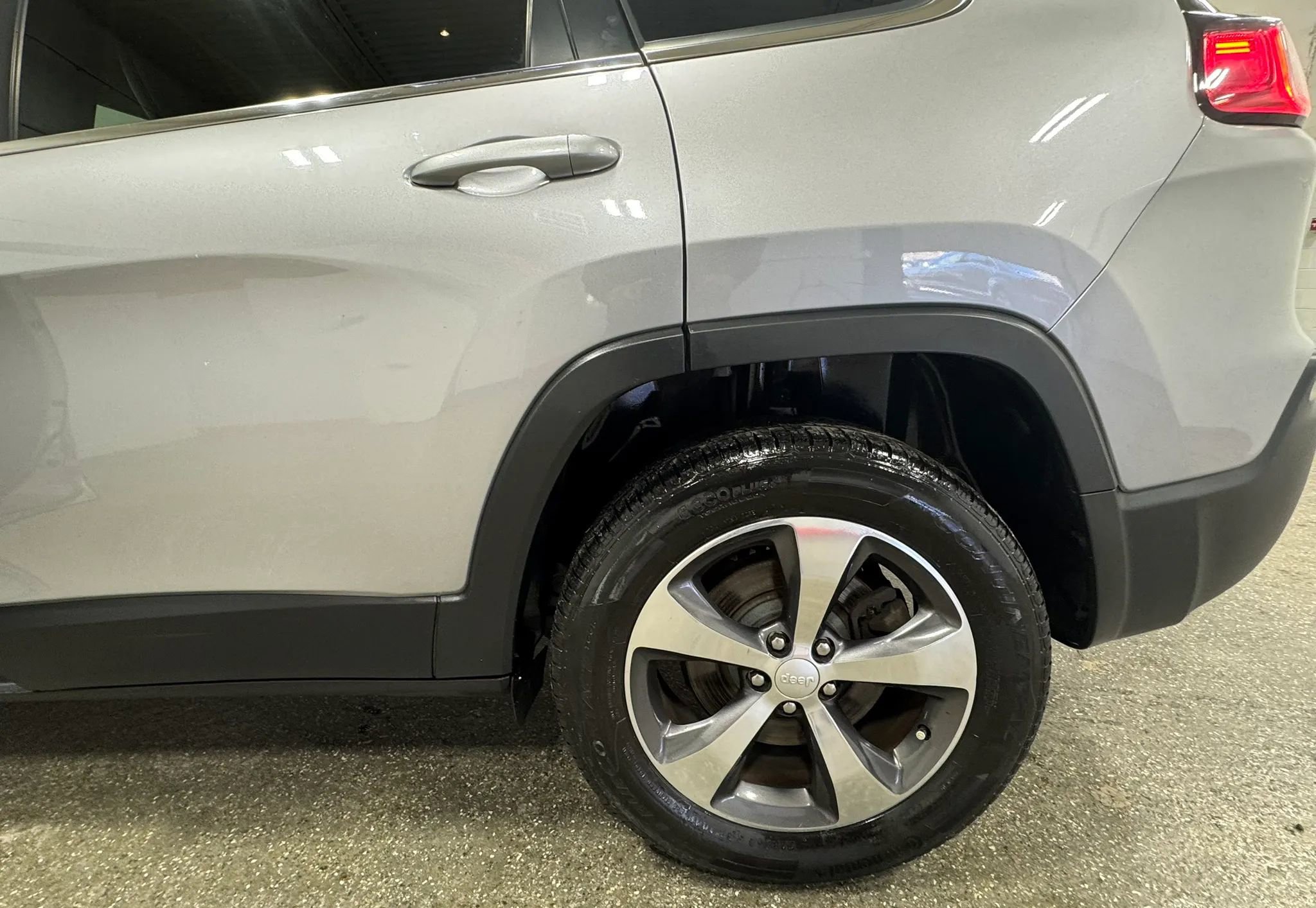 Used 2019 Jeep Cherokee Limited image 10