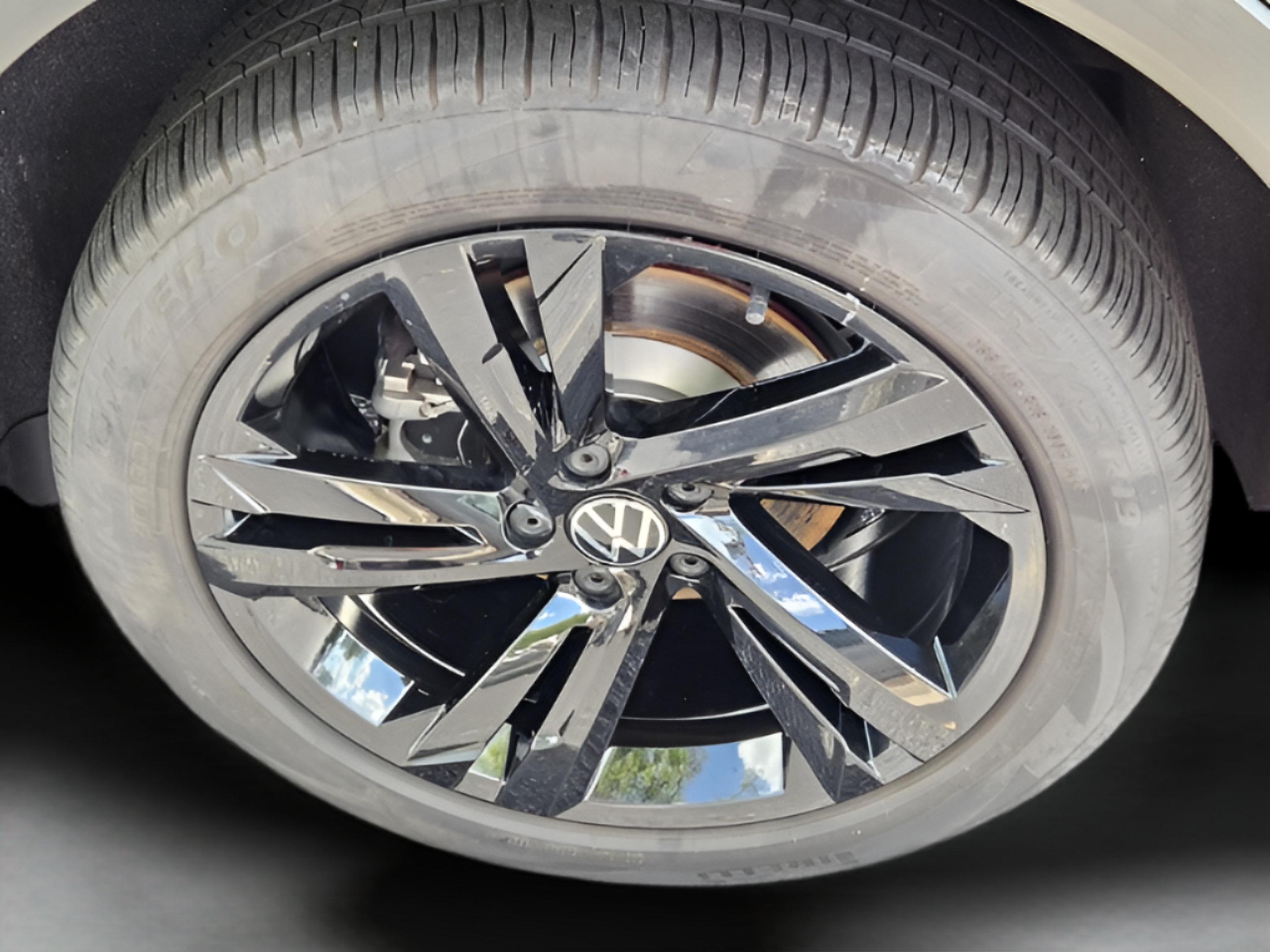 Certified 2023 Volkswagen Tiguan SE R-Line FWD image 28