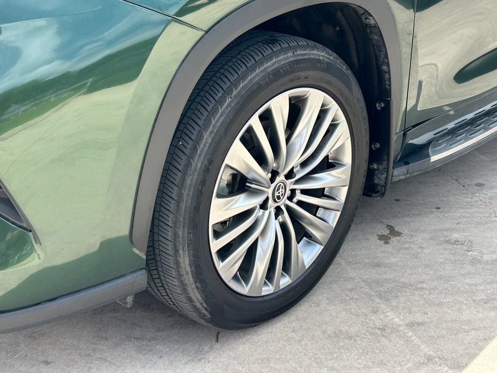 Certified 2024 Toyota Highlander Platinum FWD image 9
