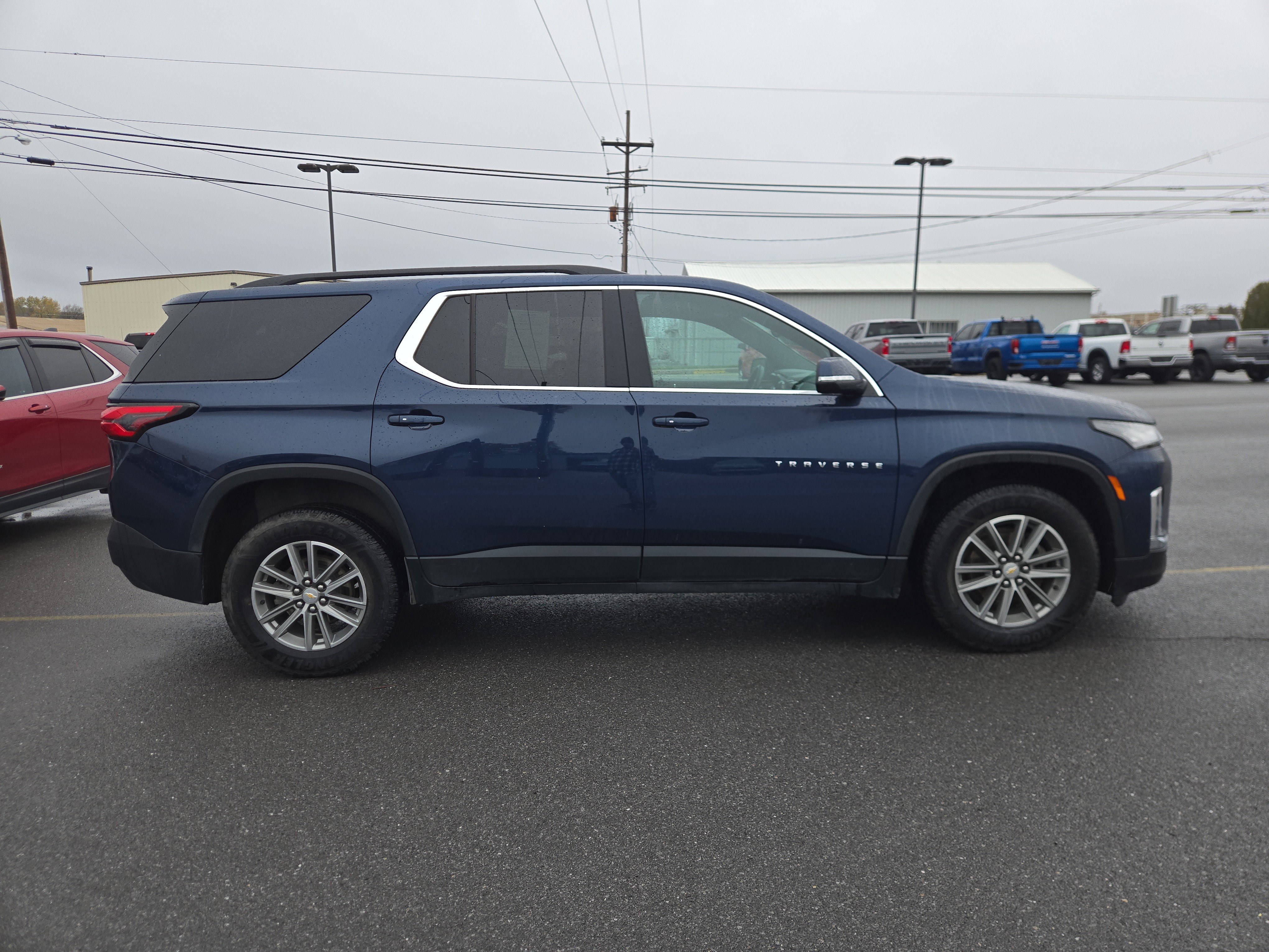 Used 2023 Chevrolet Traverse LT image 2