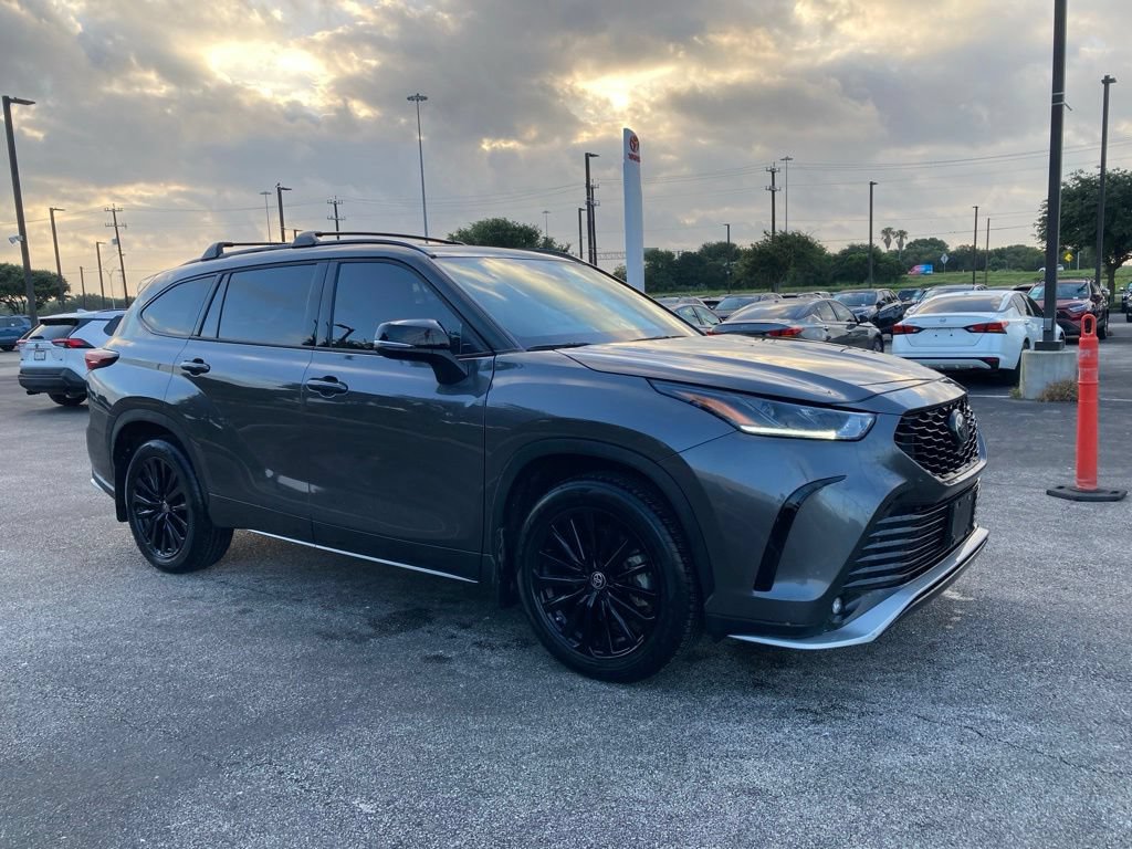 Used 2025 Toyota Highlander XSE AWD/4WD image 3