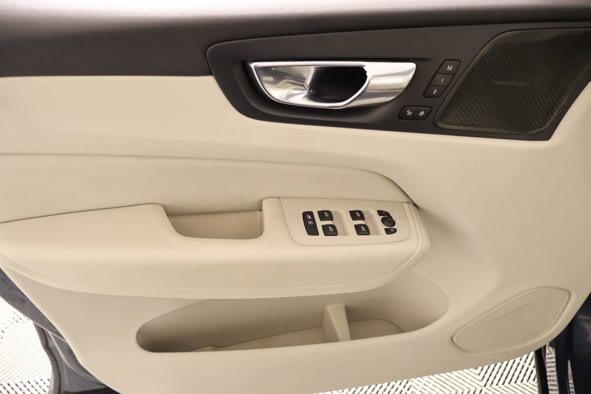 Used 2023 Volvo XC60 B5 Ultimate w/ Climate Package image 17