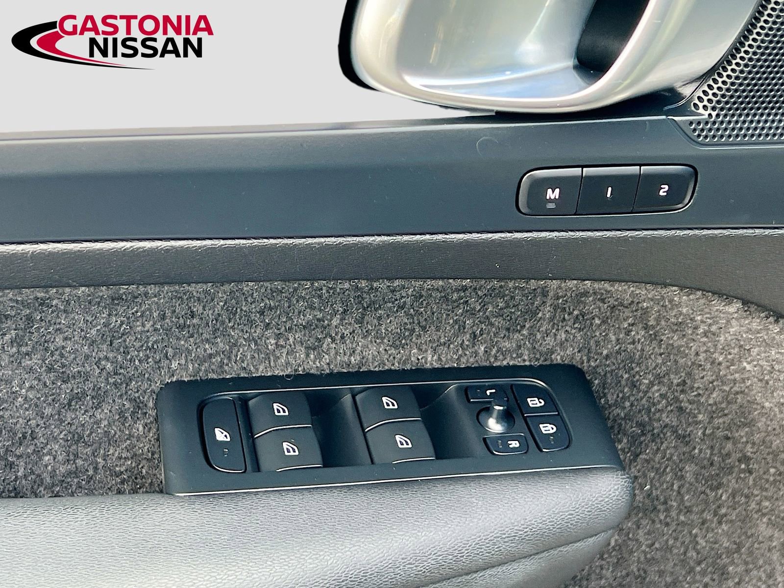 Used 2024 Volvo XC40 B5 Core image 23