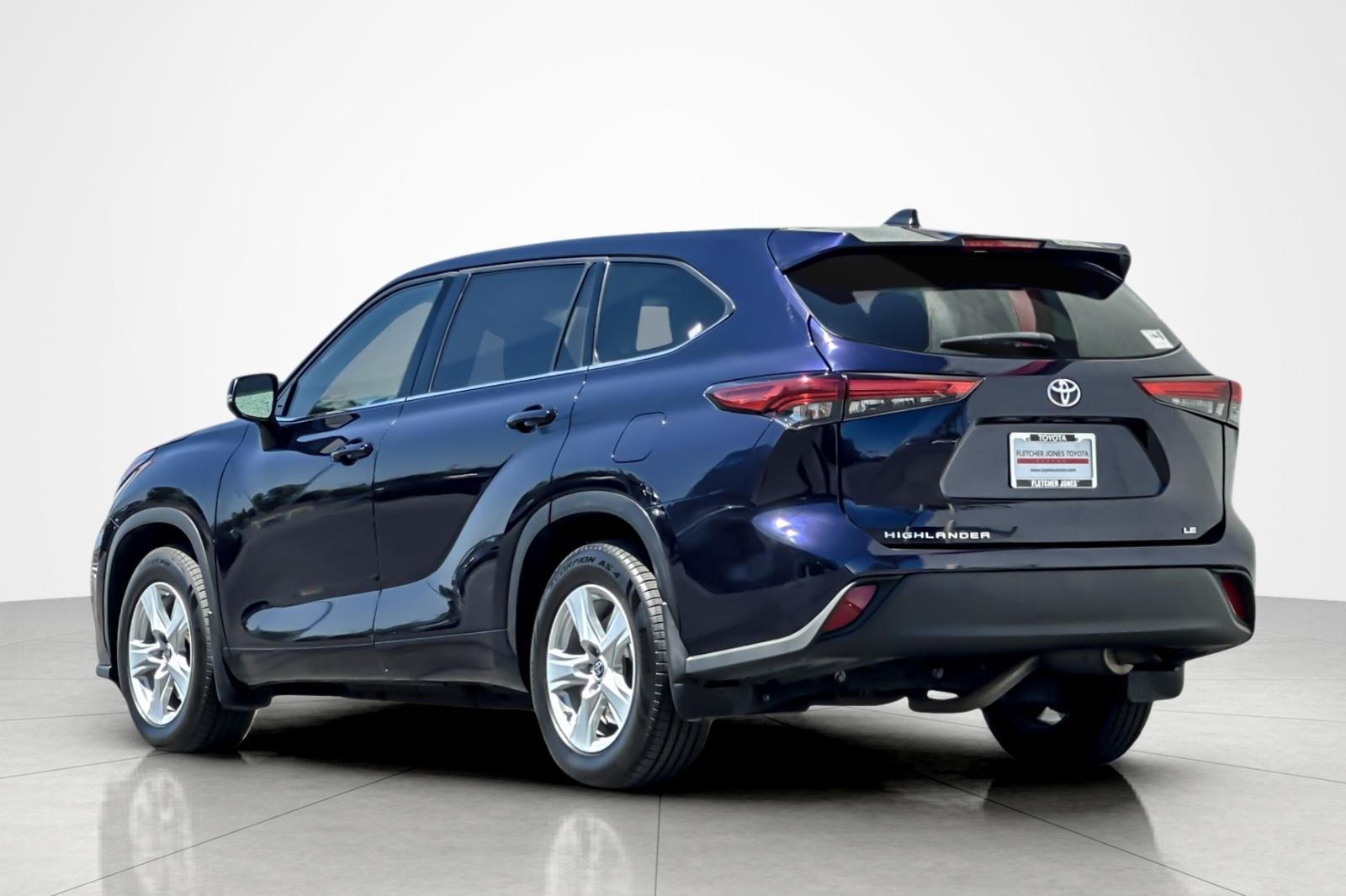Used 2022 Toyota Highlander LE FWD image 3