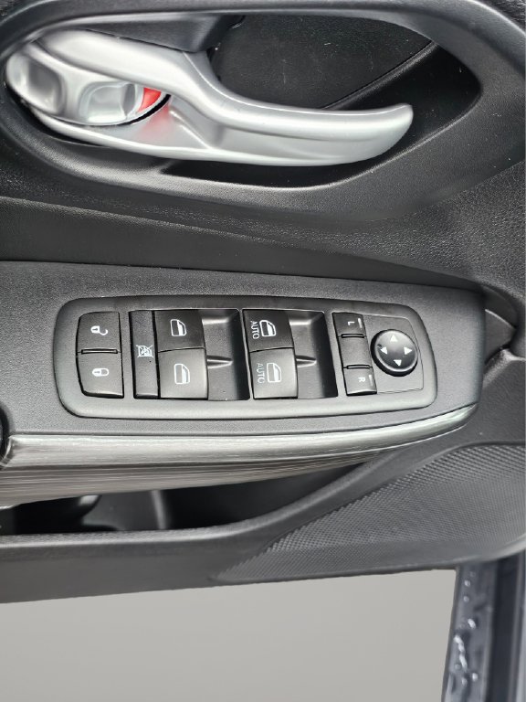 Used 2015 Jeep Cherokee Trailhawk w/ Comfort/Convenience Group AWD/4WD image 29