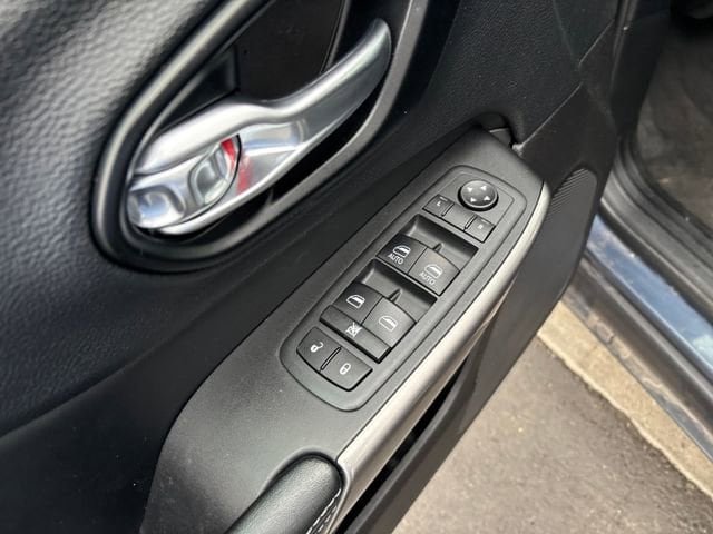 Used 2021 Jeep Cherokee Latitude w/ Mopar Interior Package AWD/4WD image 11