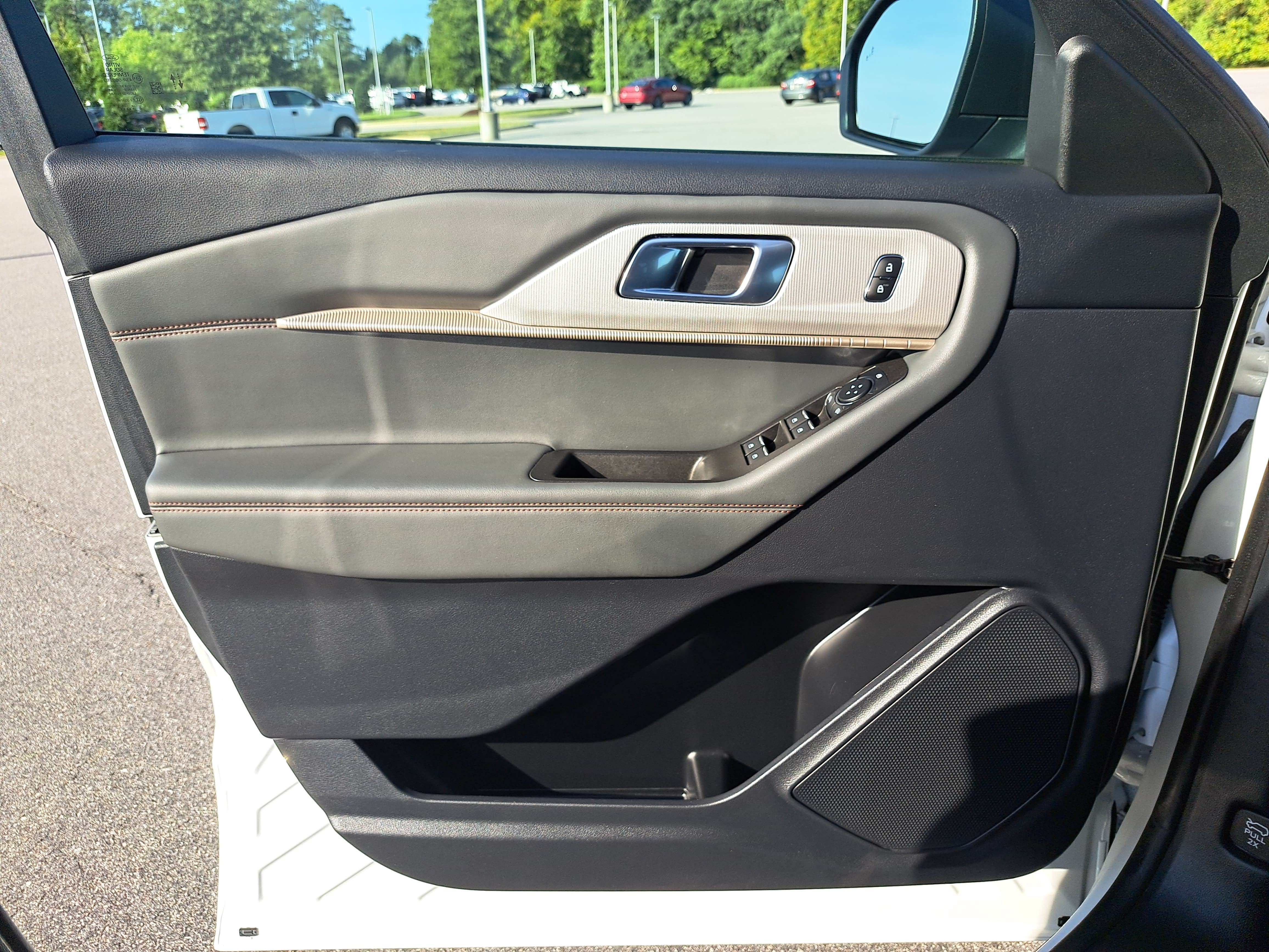 Used 2025 Ford Explorer Active AWD/4WD image 28