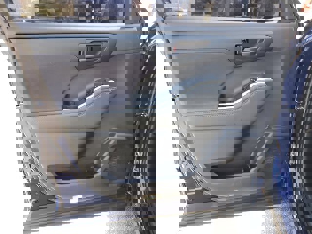 Used 2023 Toyota Highlander L image 13