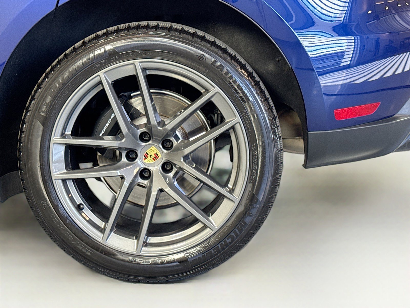 Certified 2025 Porsche Macan AWD/4WD image 25
