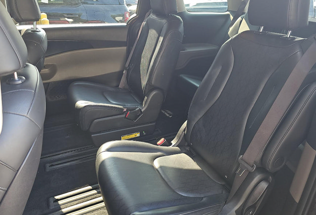 Certified 2025 Kia Carnival FWD image 4