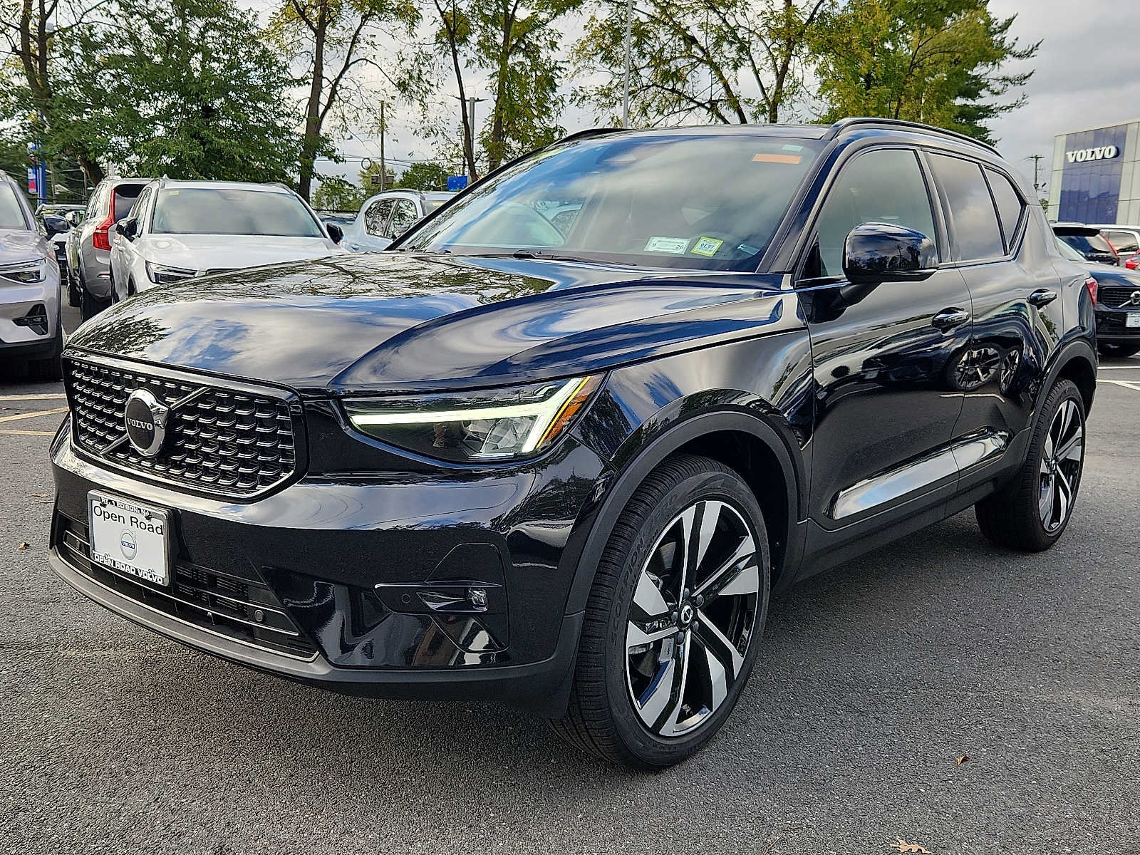 Certified 2023 Volvo XC40 B5 Plus w/ Climate Package AWD/4WD image 3