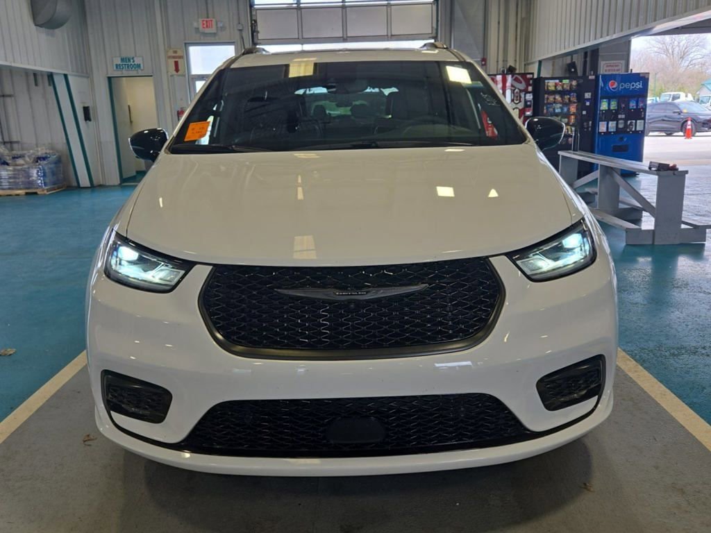 Used 2025 Chrysler Pacifica Limited image 12