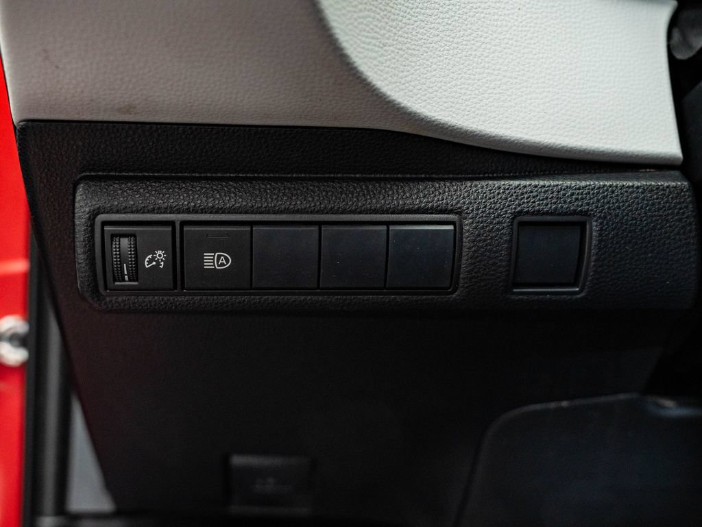 Used 2020 Toyota Corolla SE w/ SE Premium Package FWD image 38