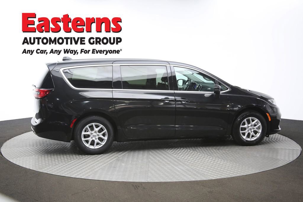 Used 2023 Chrysler Pacifica Touring-L FWD image 43