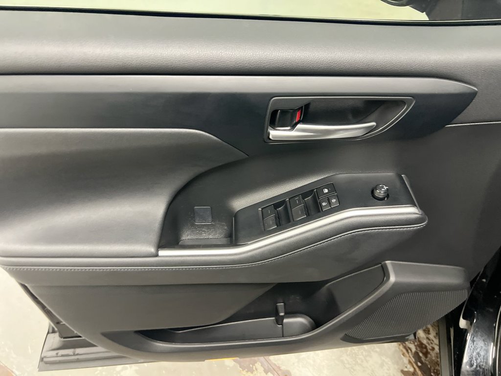 Used 2023 Toyota Highlander XLE AWD/4WD image 21