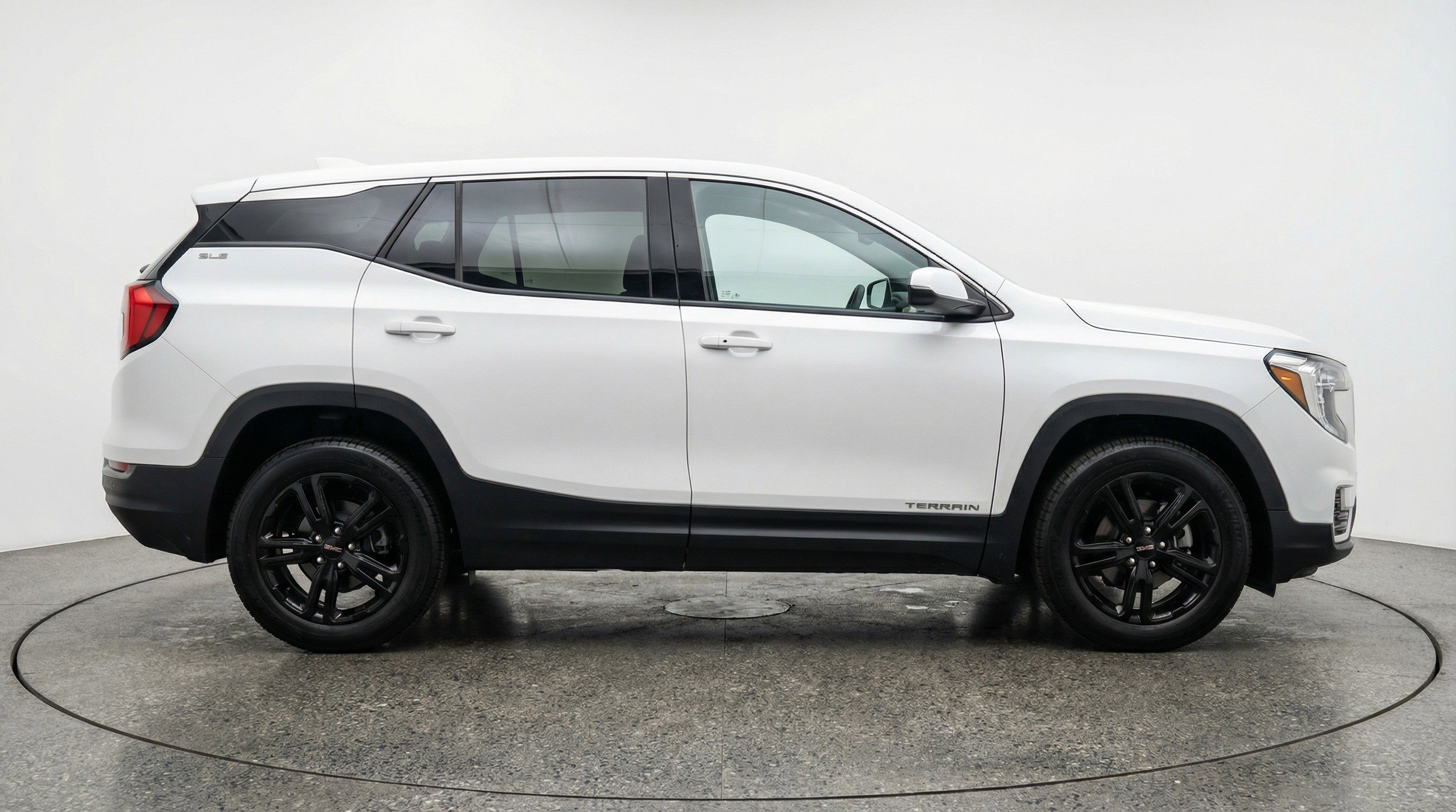 Used 2024 GMC Terrain SLE image 11