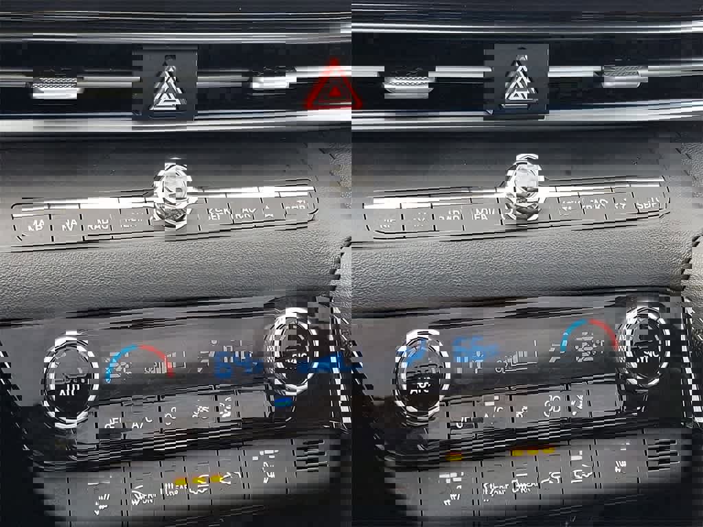 Used 2025 Hyundai Elantra Limited image 16