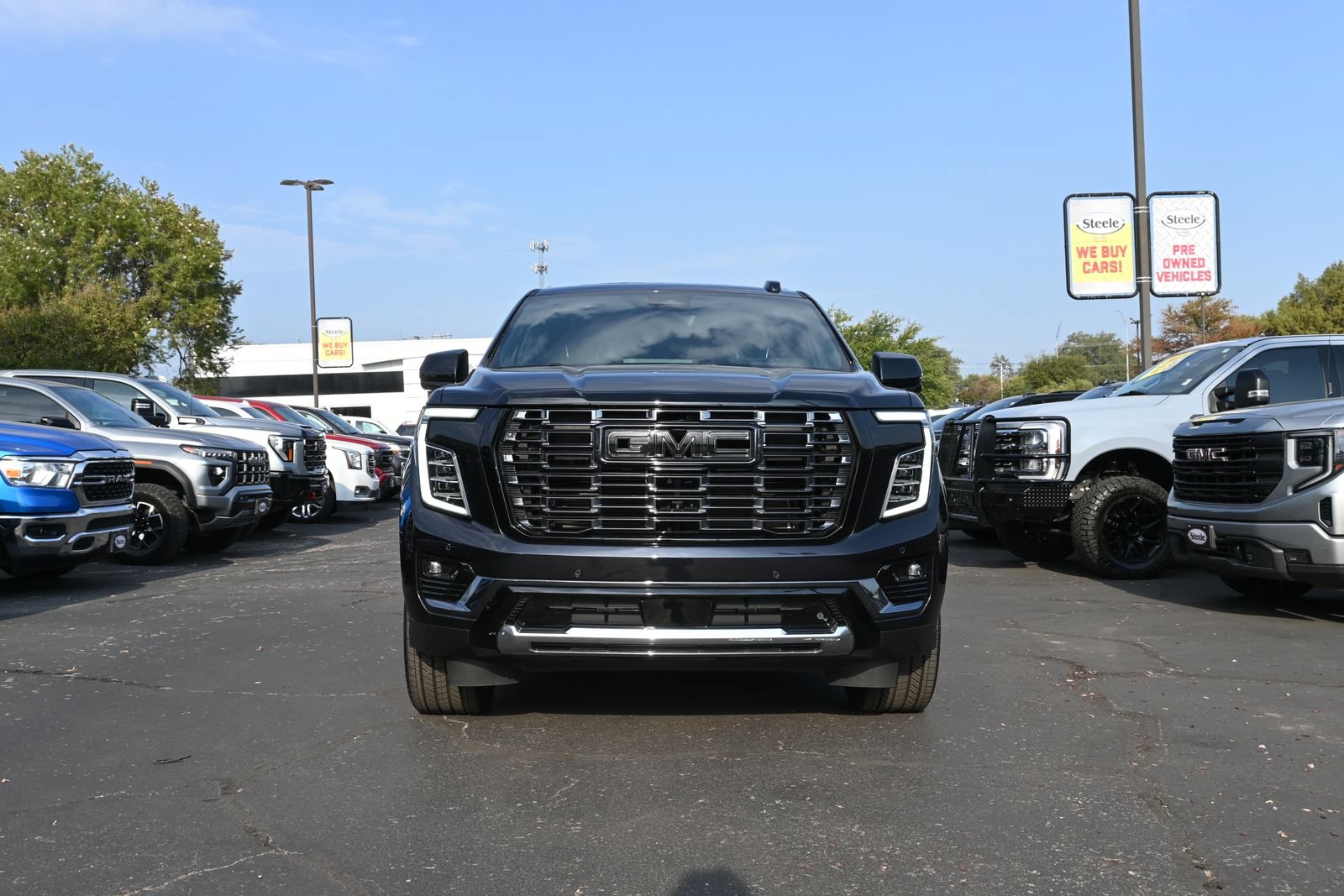 Used 2025 GMC Yukon Denali Ultimate AWD/4WD image 2