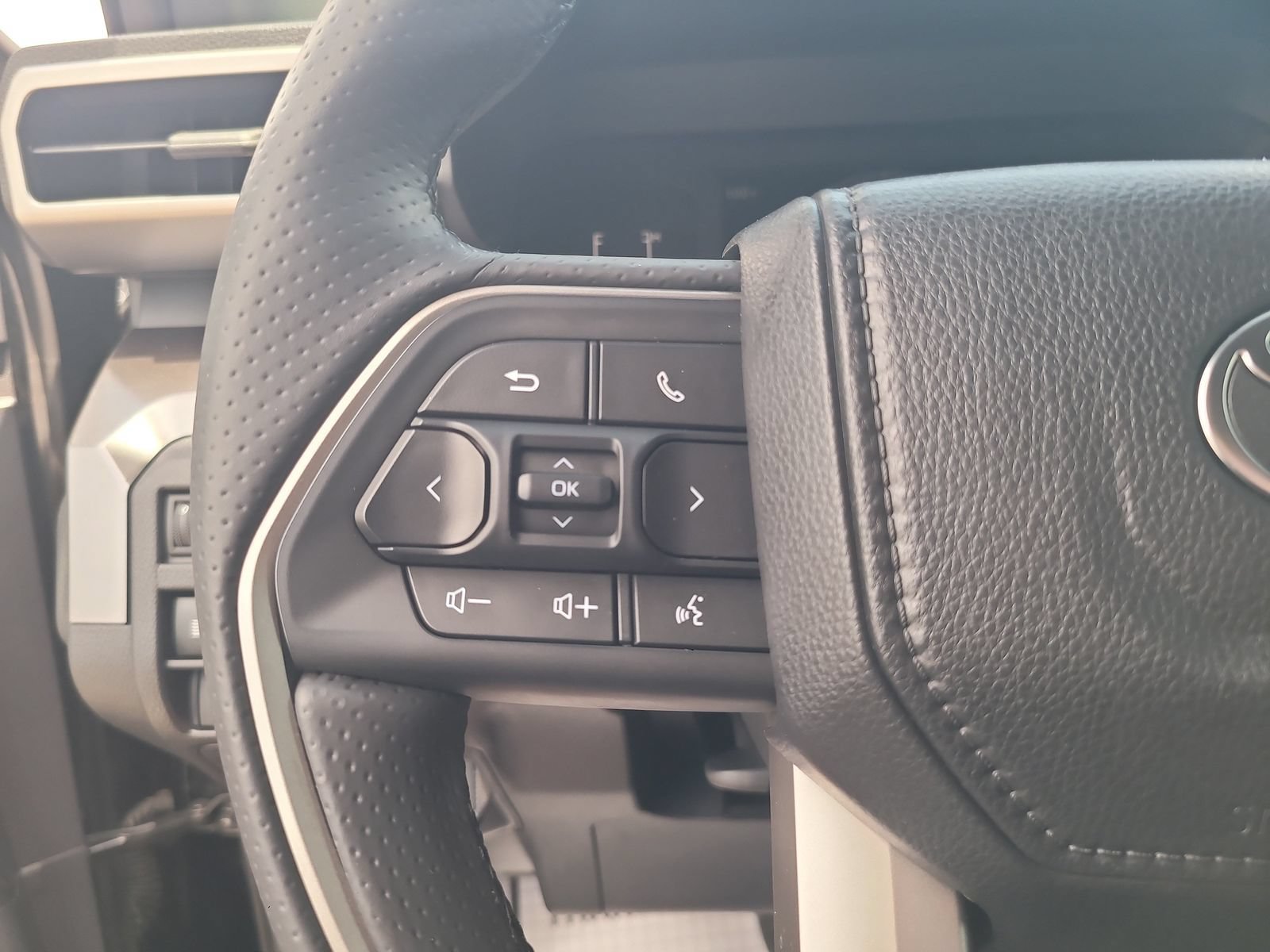 Used 2025 Toyota 4Runner SR5 AWD/4WD image 14