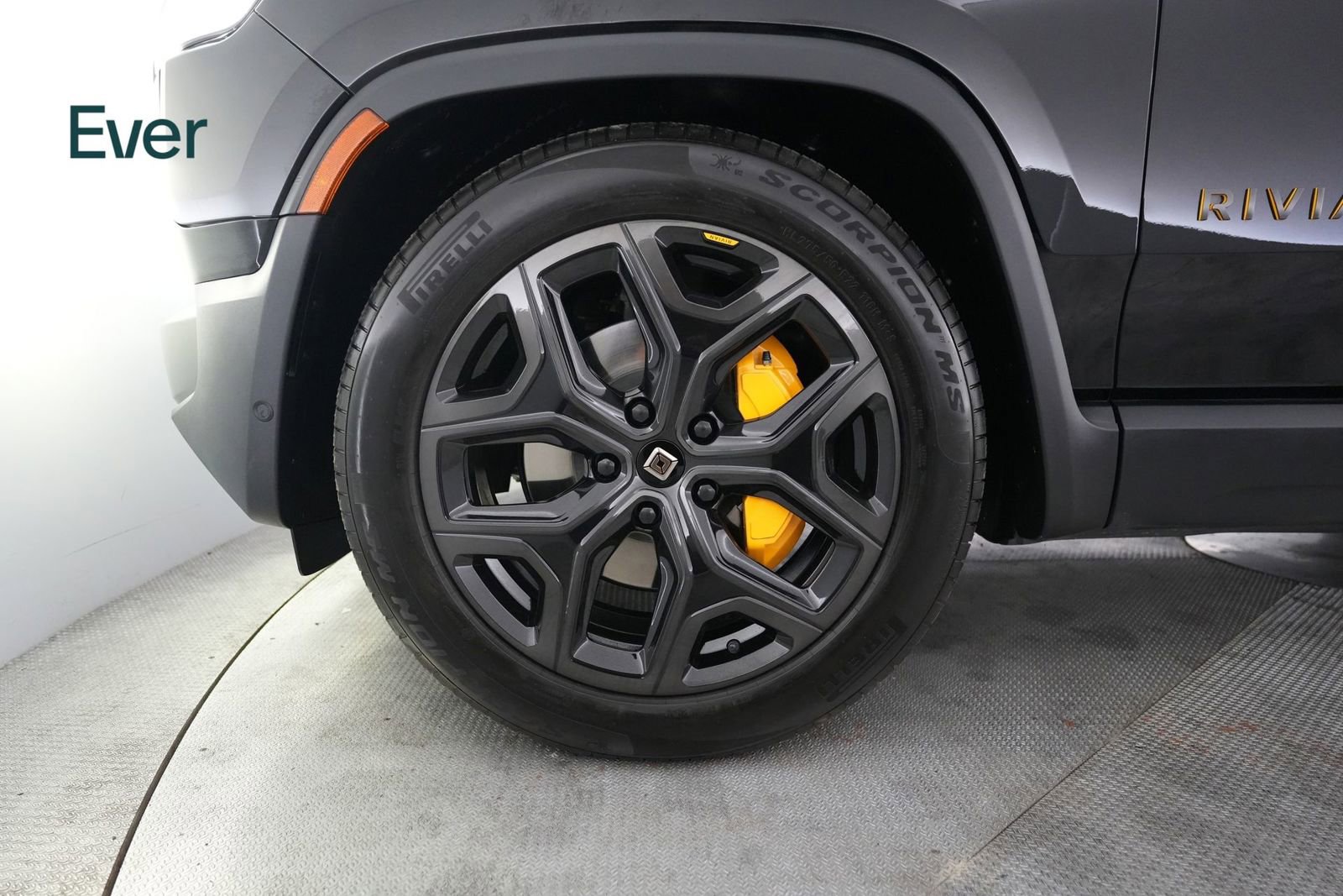 Used 2025 Rivian R1S Premium AWD/4WD image 19