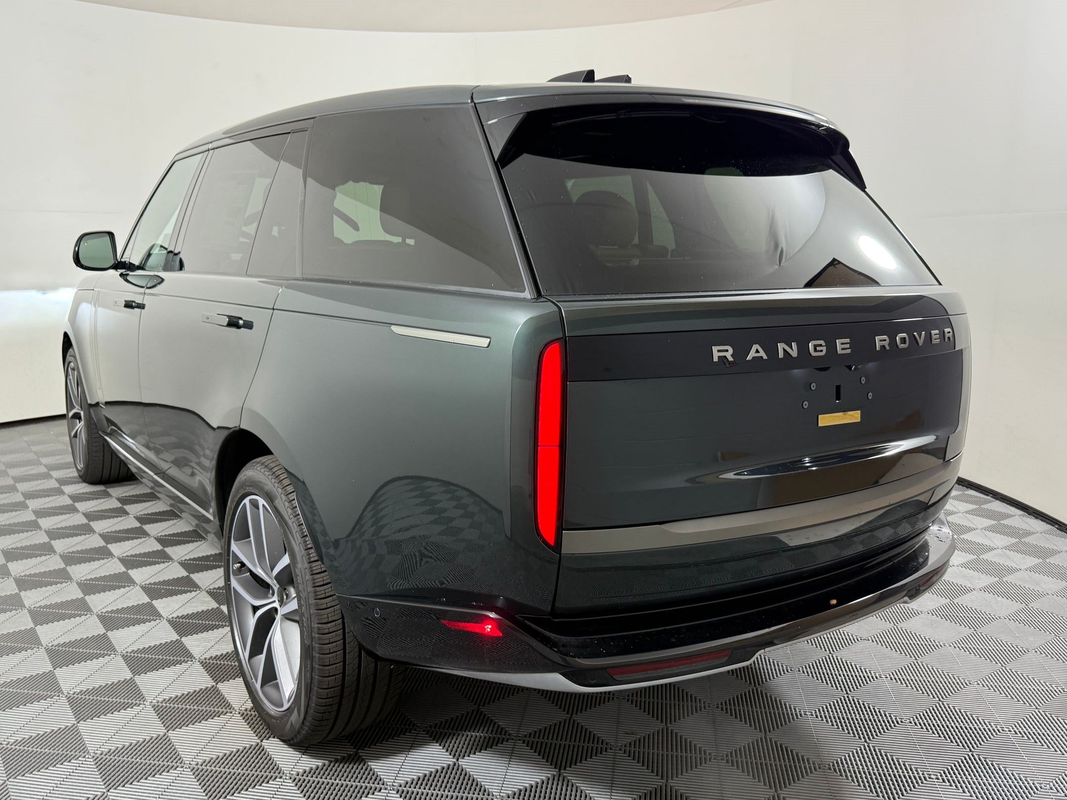 New 2026 Land Rover Range Rover Long Wheelbase SE AWD/4WD image 3