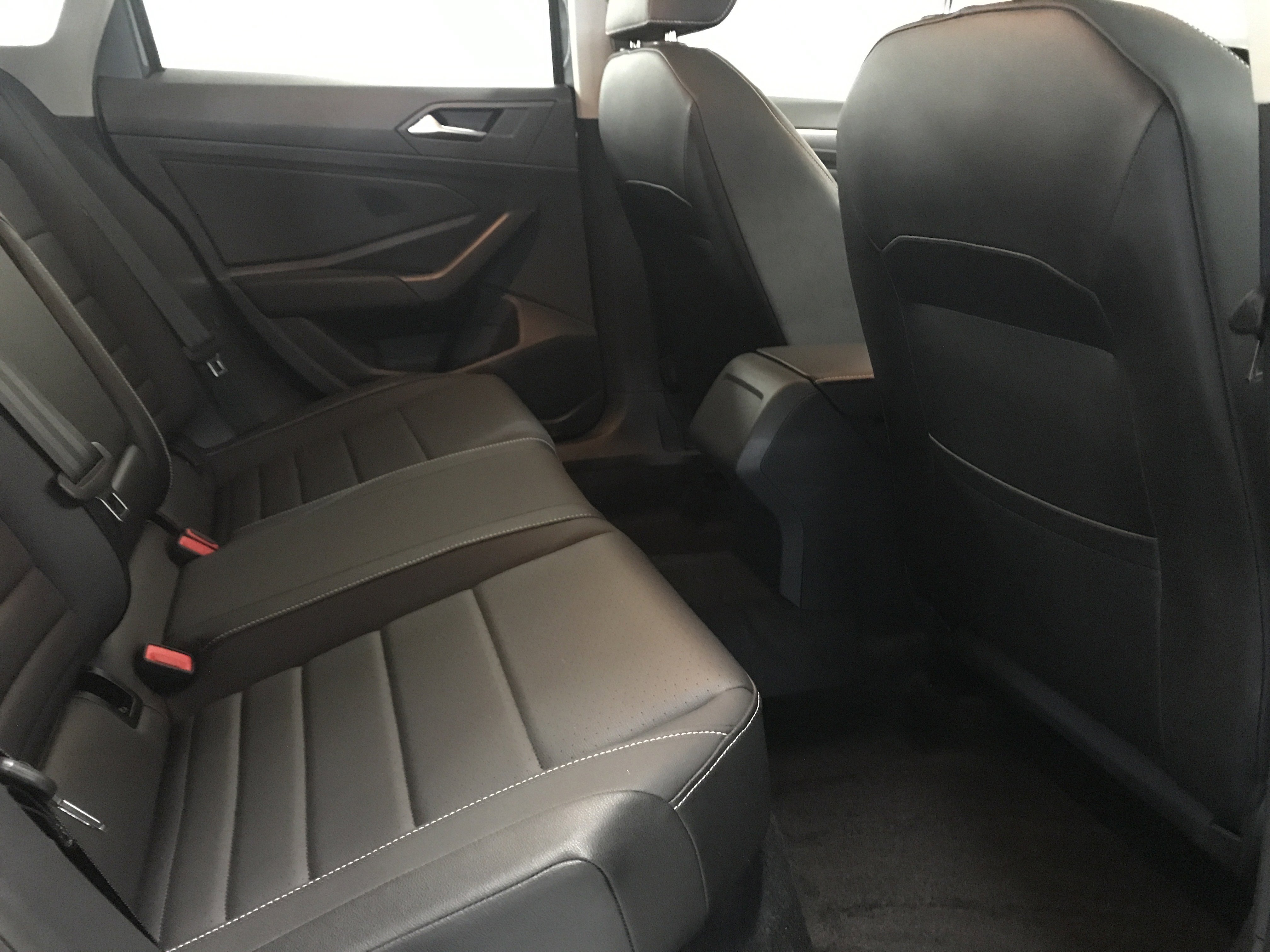 Used 2024 Volkswagen Jetta SE w/ Panoramic Sunroof Package FWD image 9