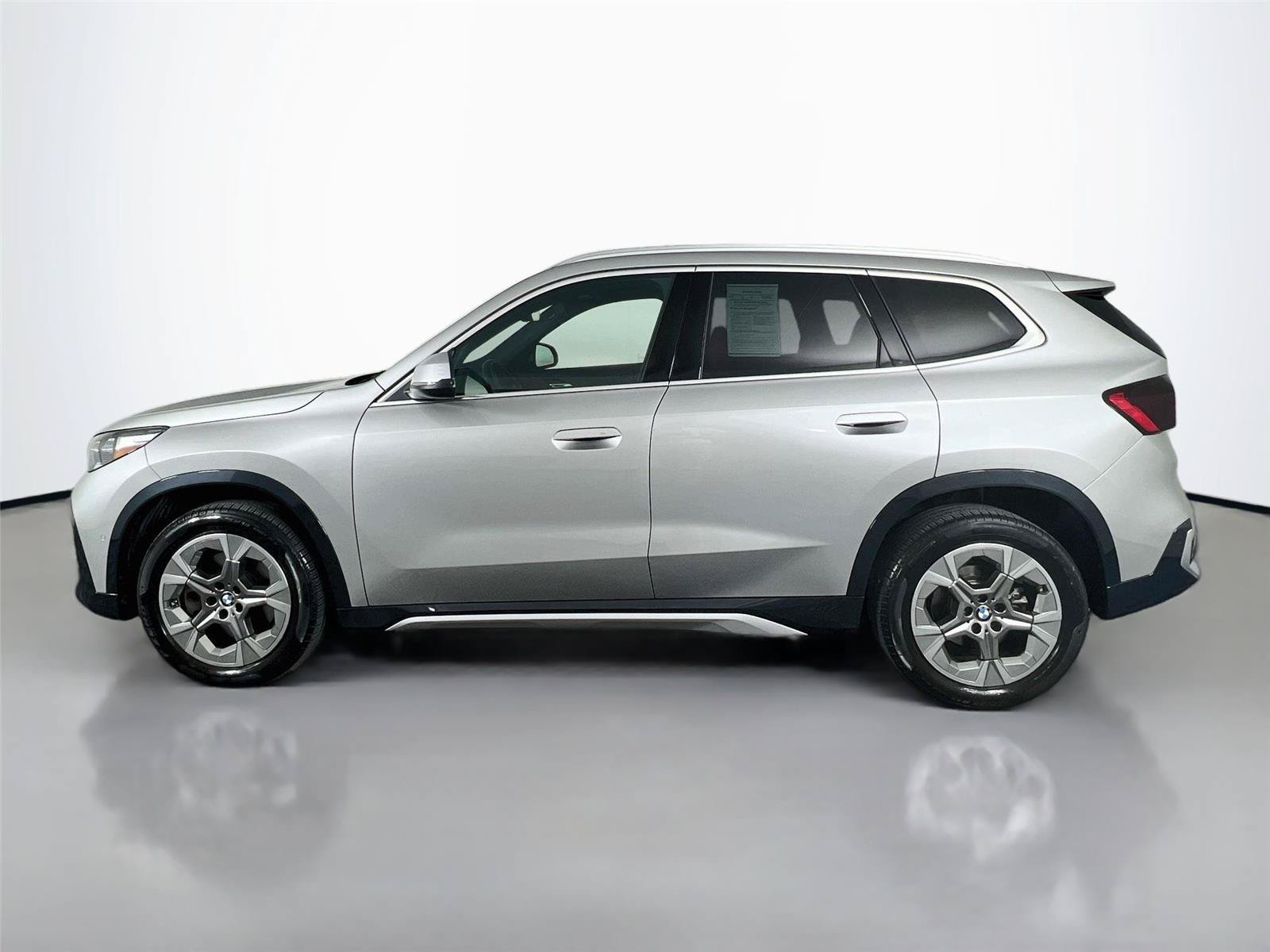Used 2024 BMW X1 xDrive28i w/ Convenience Package AWD/4WD image 3