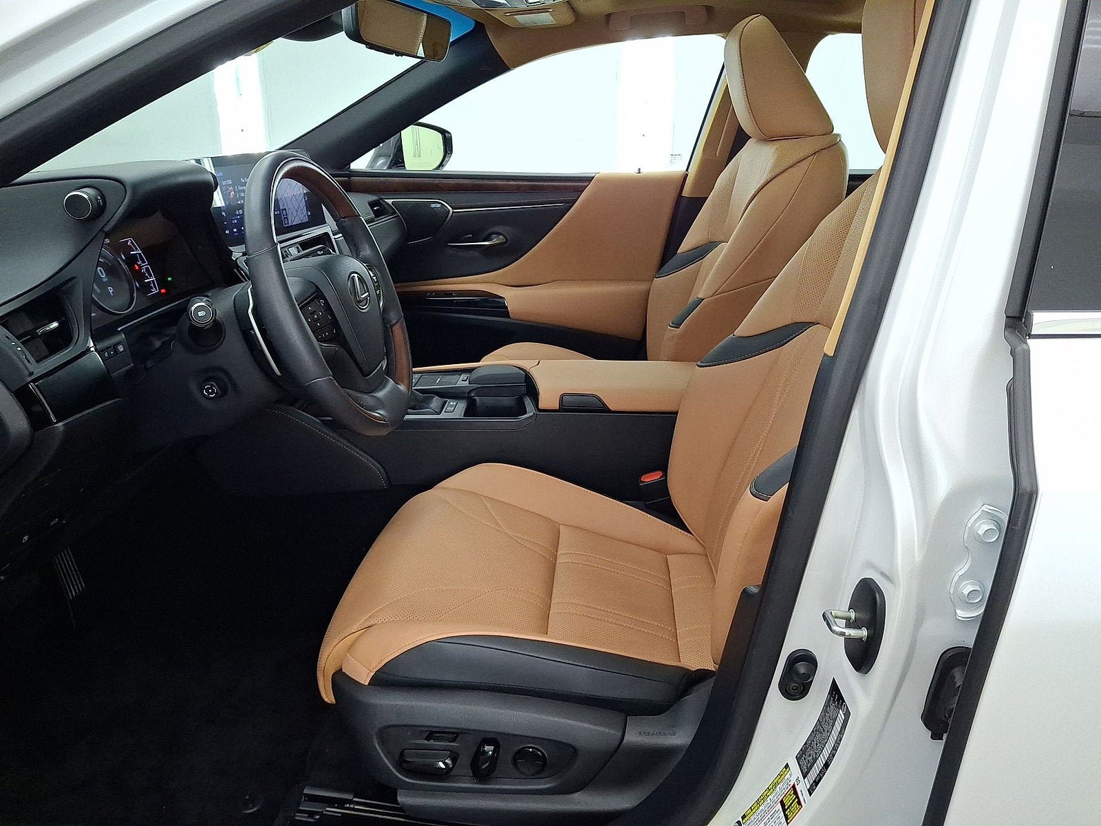 Used 2022 Lexus ES 300h w/ Luxury Package FWD image 3