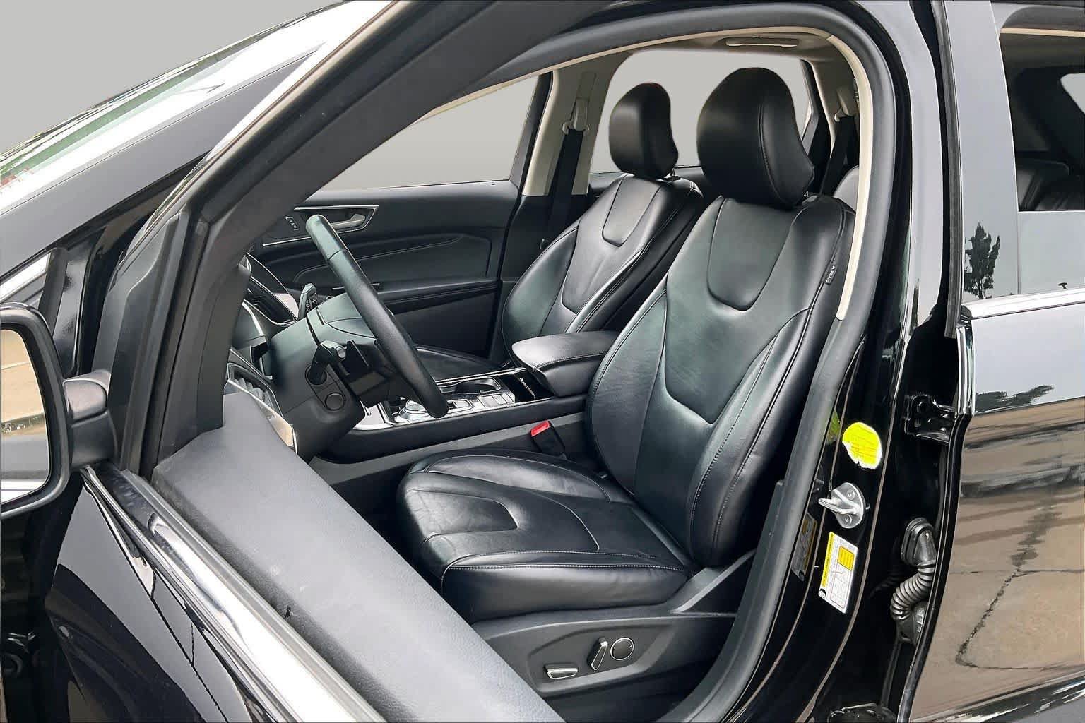 Used 2019 Ford Edge Titanium w/ Cold Weather Package AWD/4WD image 8