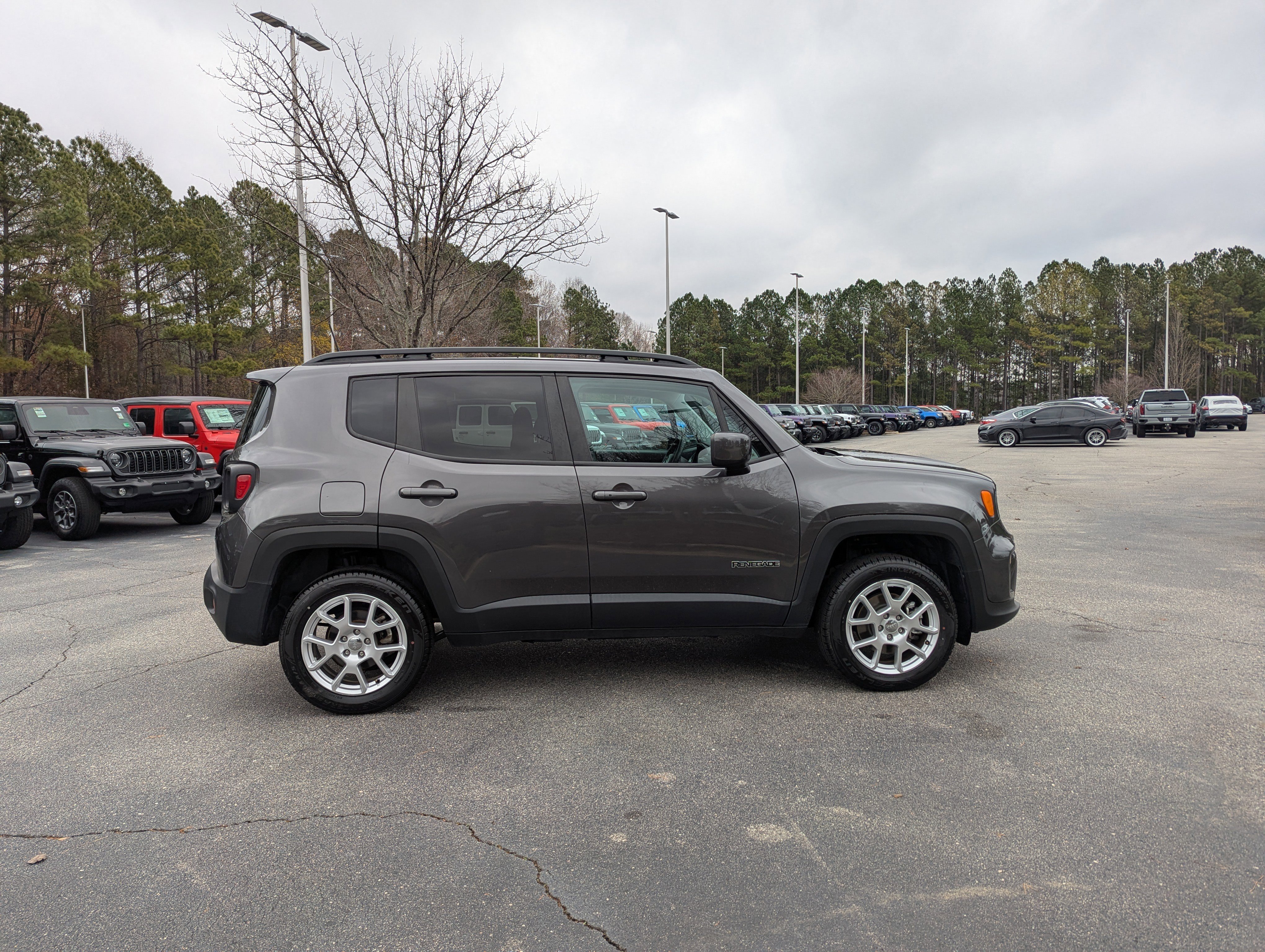 Used 2020 Jeep Renegade Latitude w/ Popular Equipment Group image 4