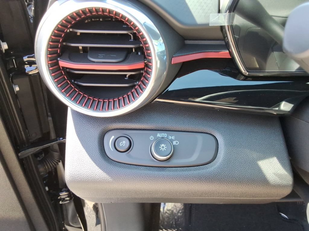 New 2026 Chevrolet Trax RS w/ Sunroof Package FWD image 35