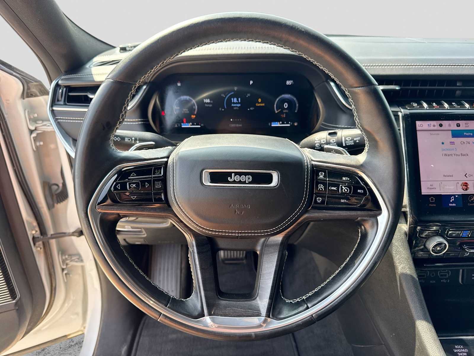 Used 2022 Jeep Grand Cherokee Overland AWD/4WD image 23