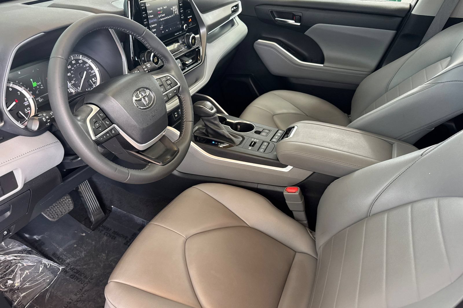 Used 2022 Toyota Highlander XLE AWD/4WD image 11