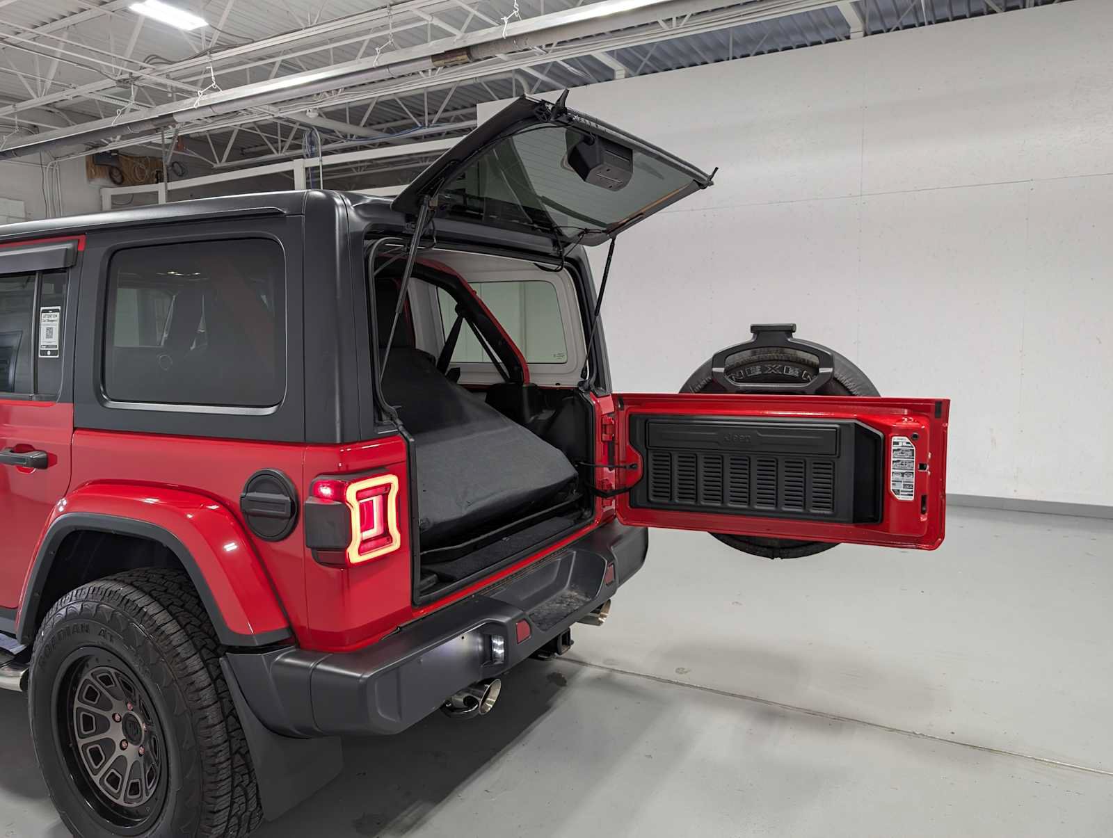 Used 2019 Jeep Wrangler Unlimited Sahara AWD/4WD image 46