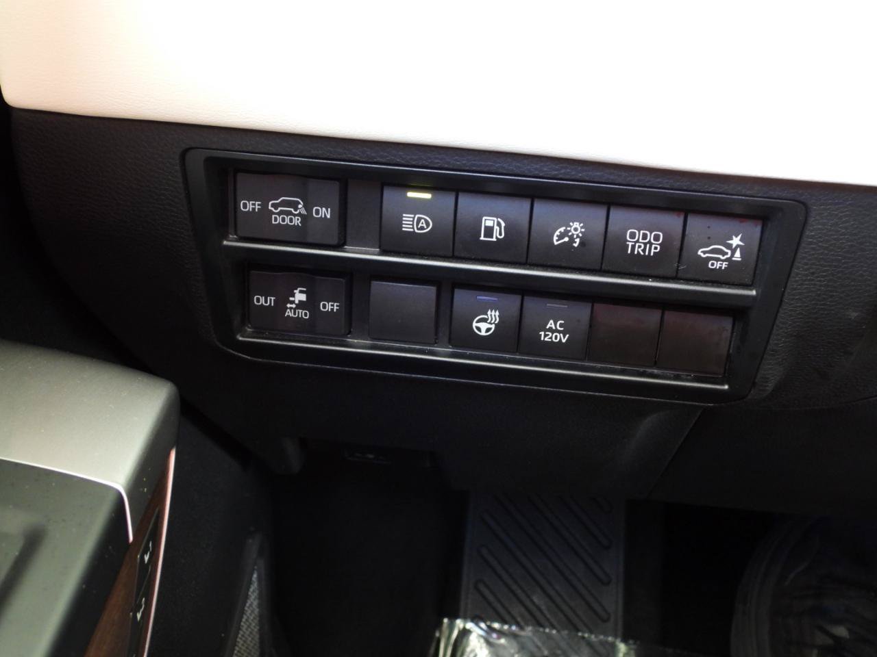 Used 2023 Toyota Sequoia Capstone AWD/4WD image 95