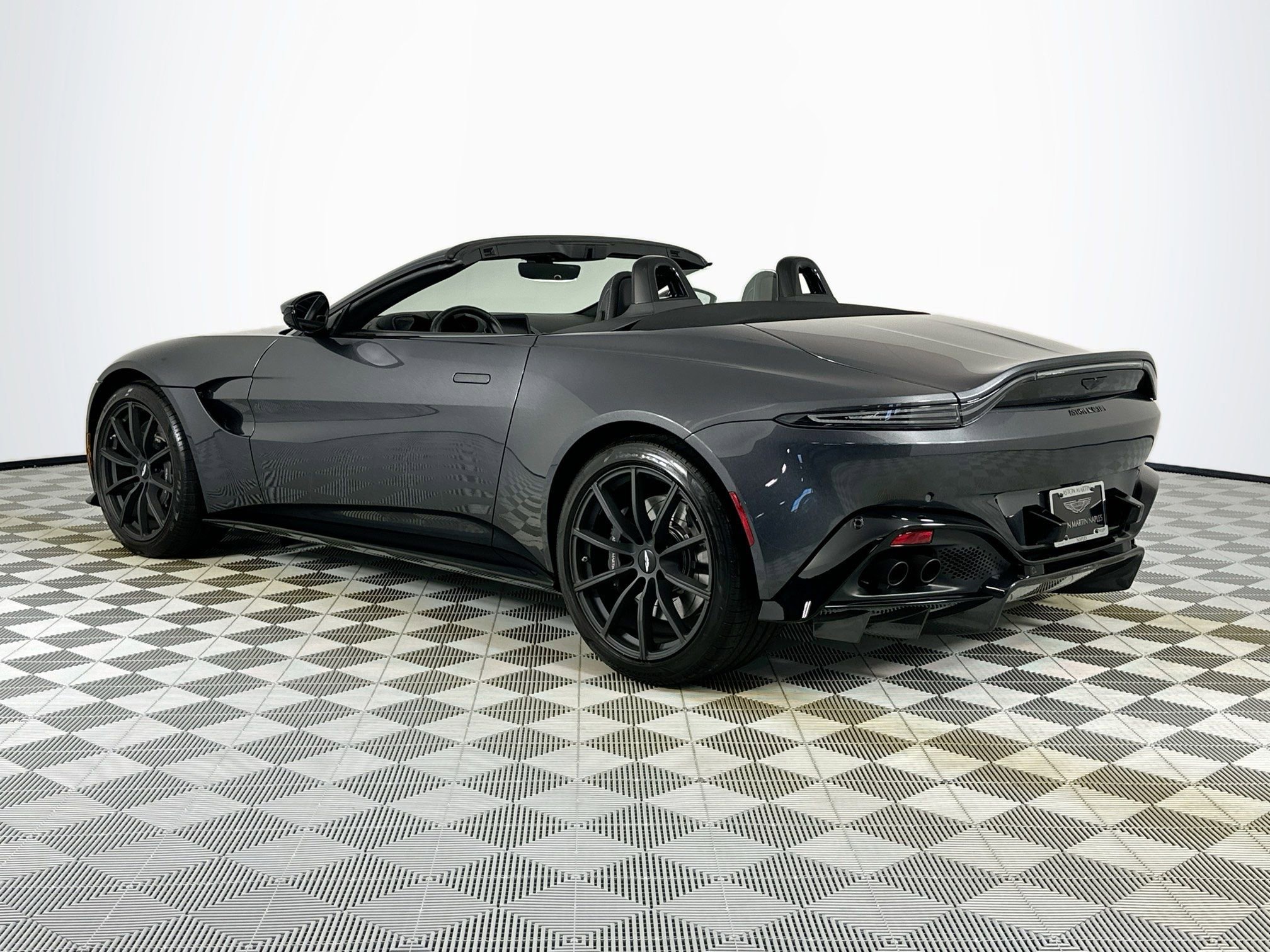 Used 2021 Aston Martin V8 Vantage Roadster RWD image 2
