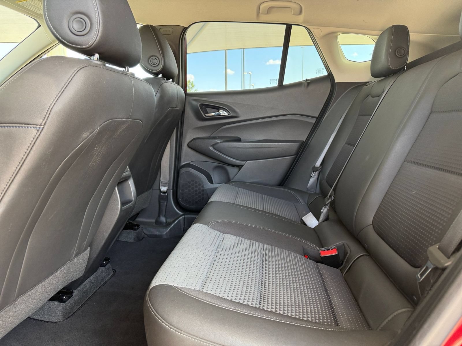 Used 2025 Chevrolet Trax LT FWD image 25