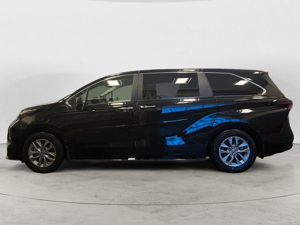 Used 2025 Toyota Sienna XLE image 2
