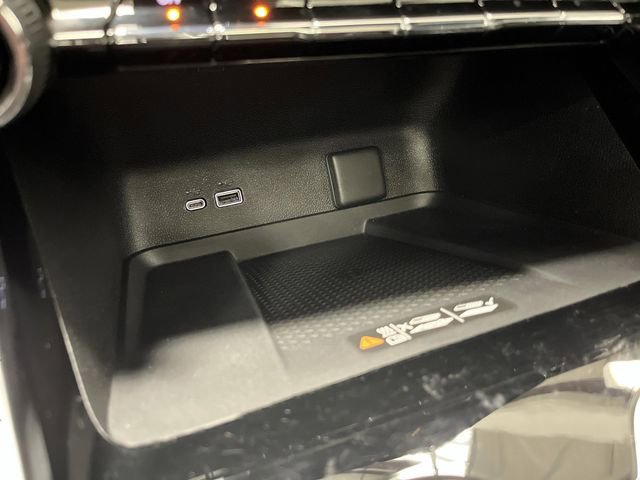 Used 2024 Chevrolet Traverse LT w/ Midnight/Sport Edition image 25