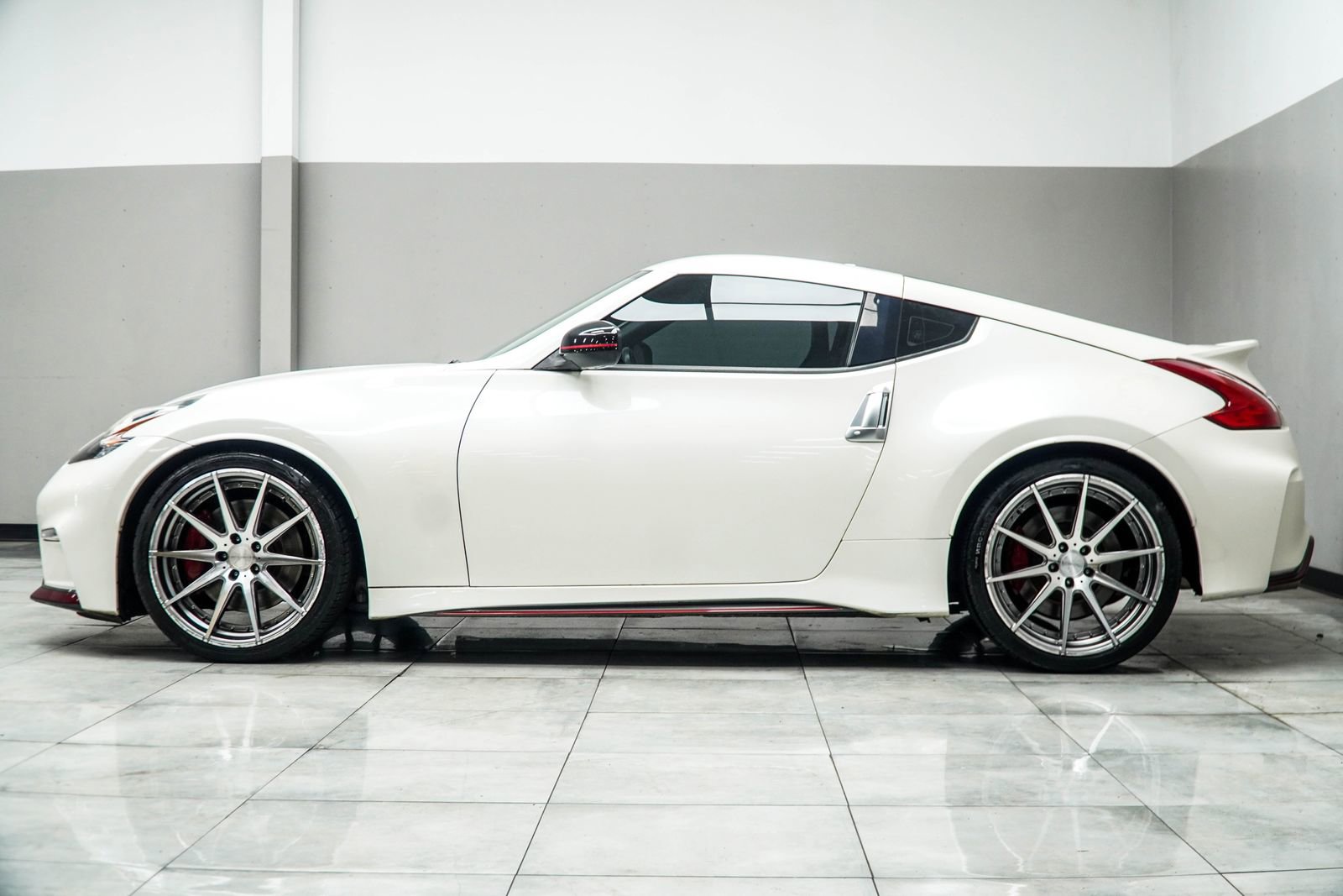 Used 2017 Nissan 370Z NISMO RWD image 9
