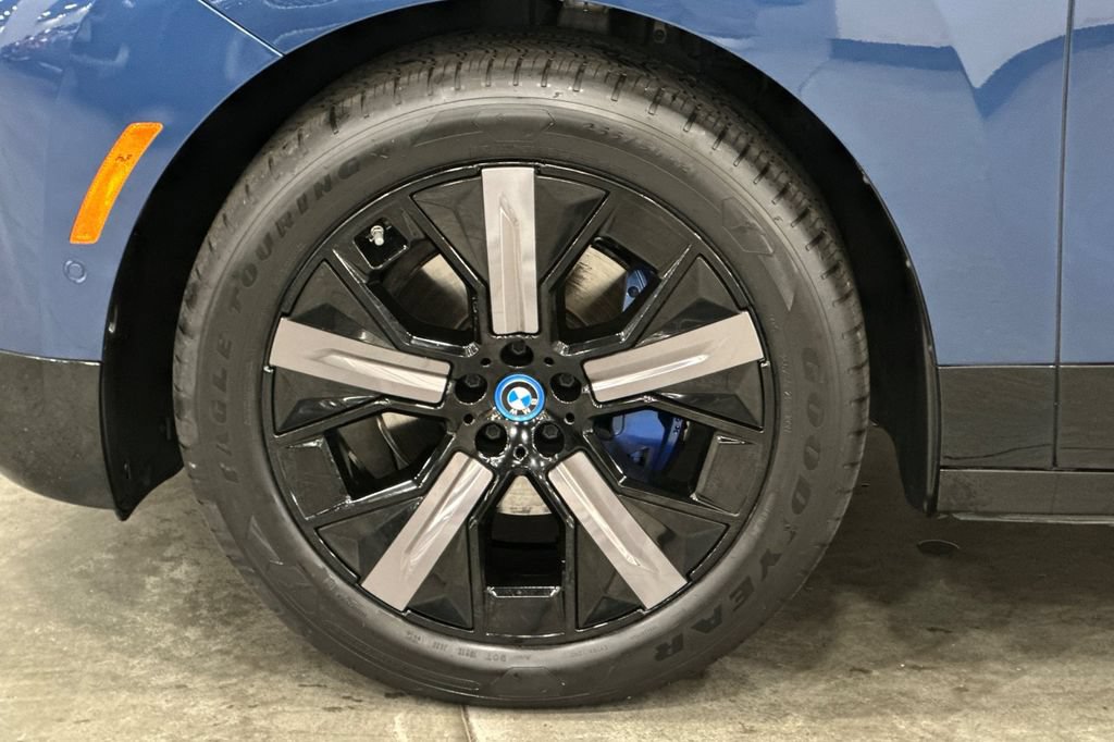 Used 2023 BMW iX xDrive50 w/ Sport Package AWD/4WD image 34
