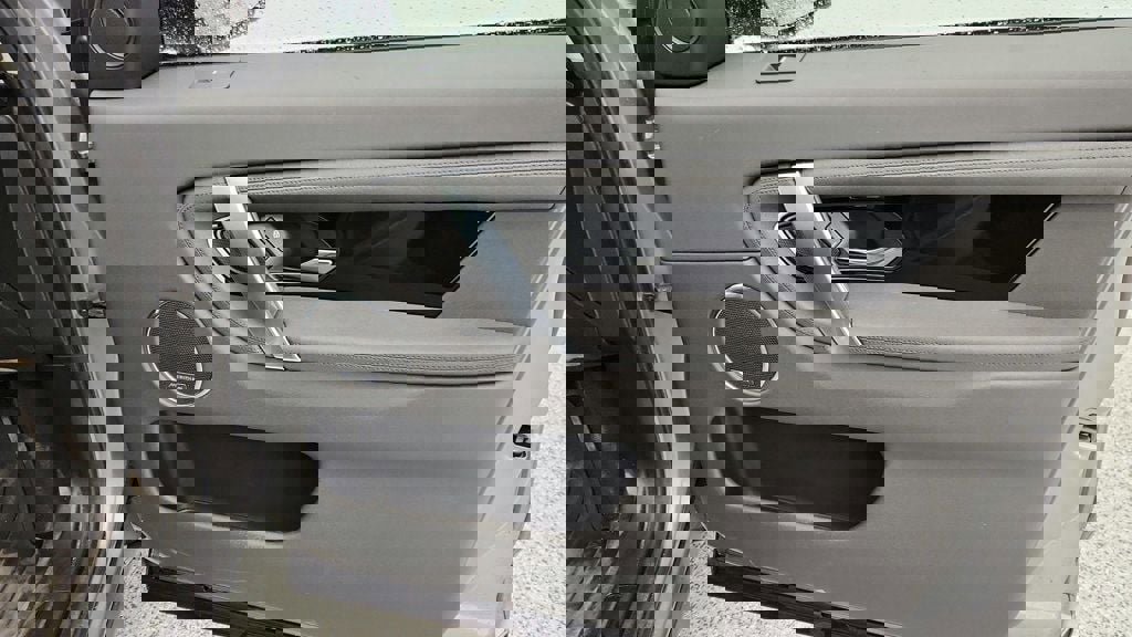 Used 2025 Land Rover Discovery Sport S image 24