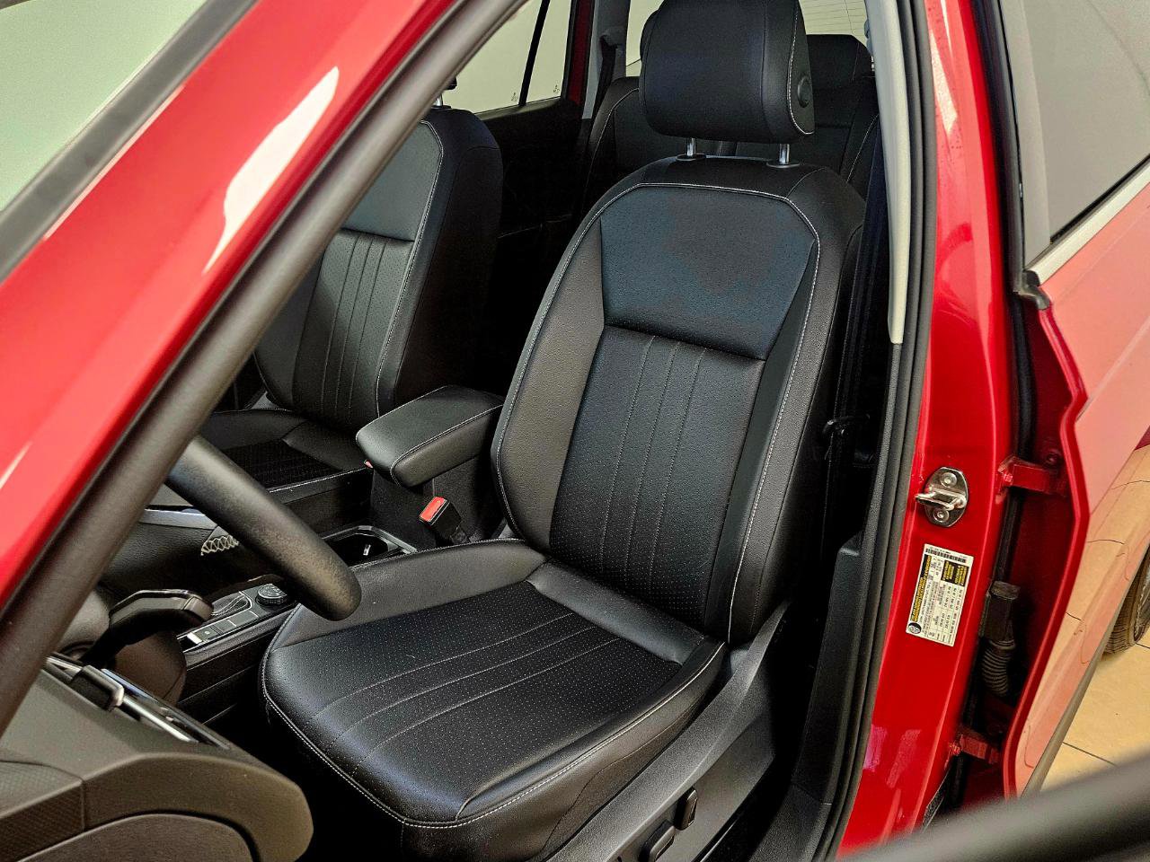 Used 2023 Volkswagen Tiguan SE image 8