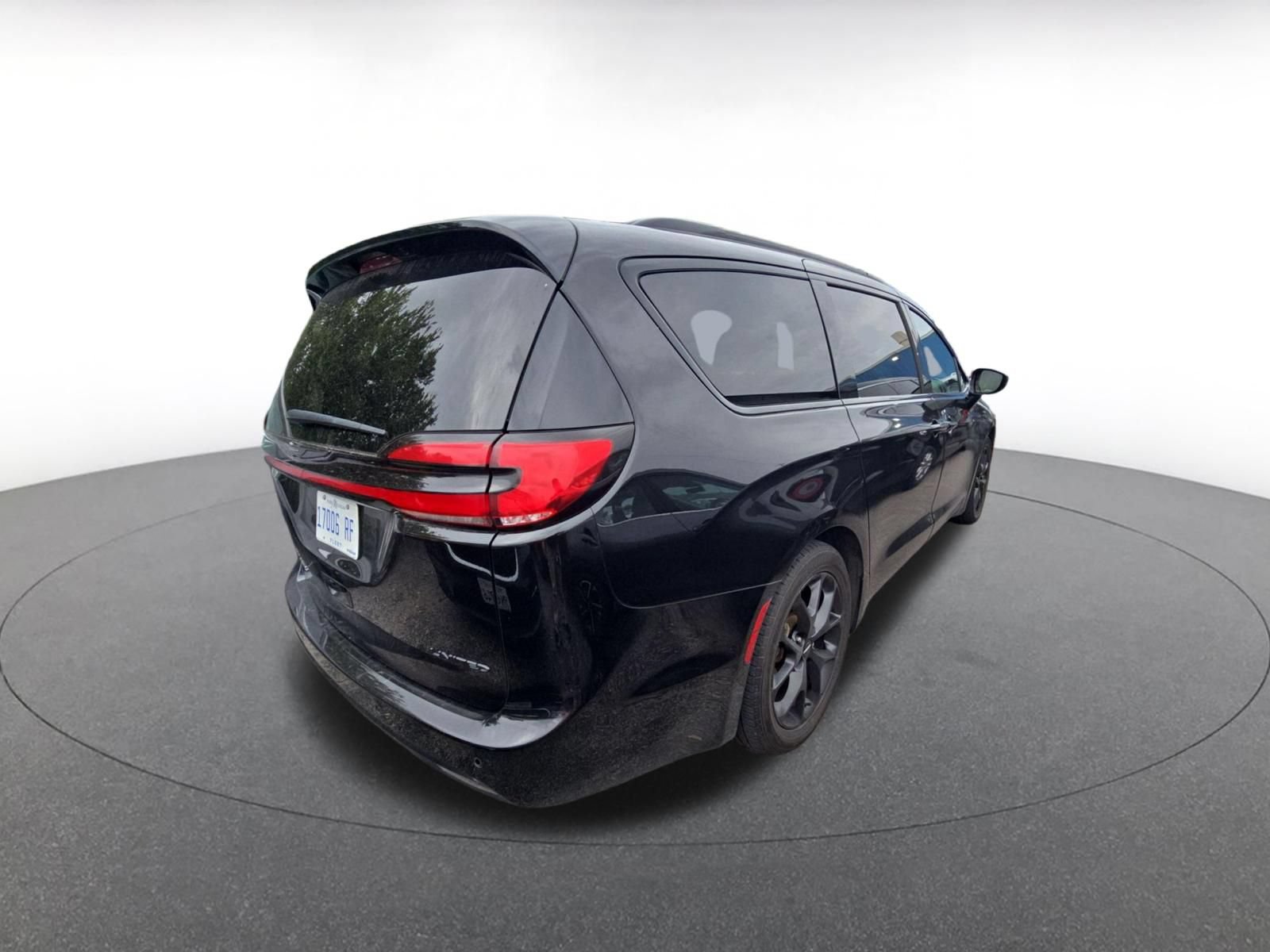 Used 2025 Chrysler Pacifica Limited FWD image 6