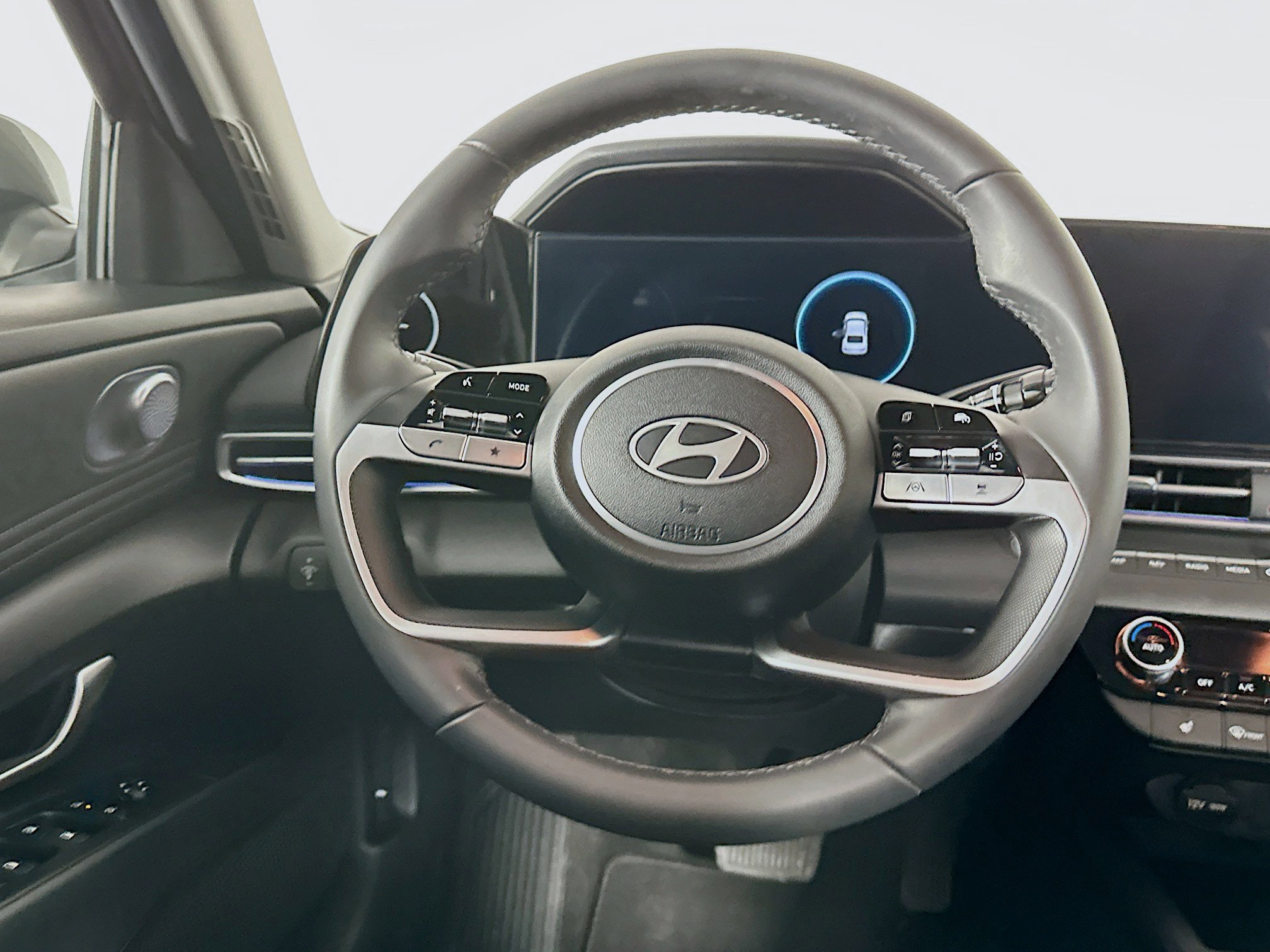 Used 2025 Hyundai Elantra SEL image 18