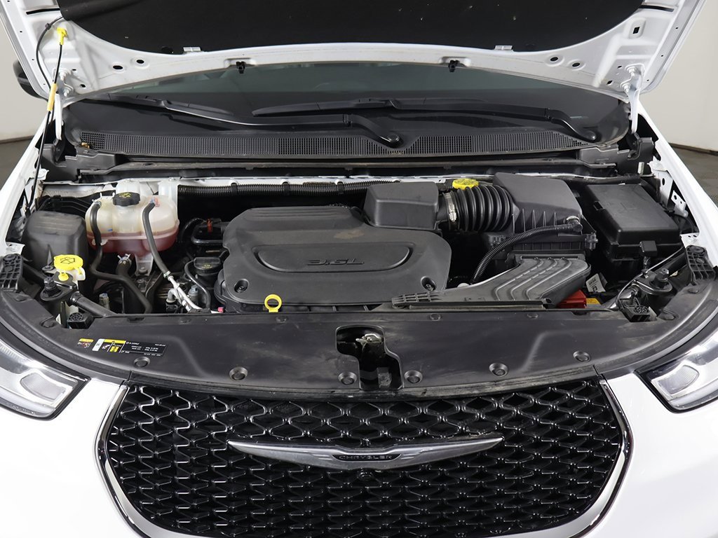 Used 2024 Chrysler Pacifica Touring-L image 21